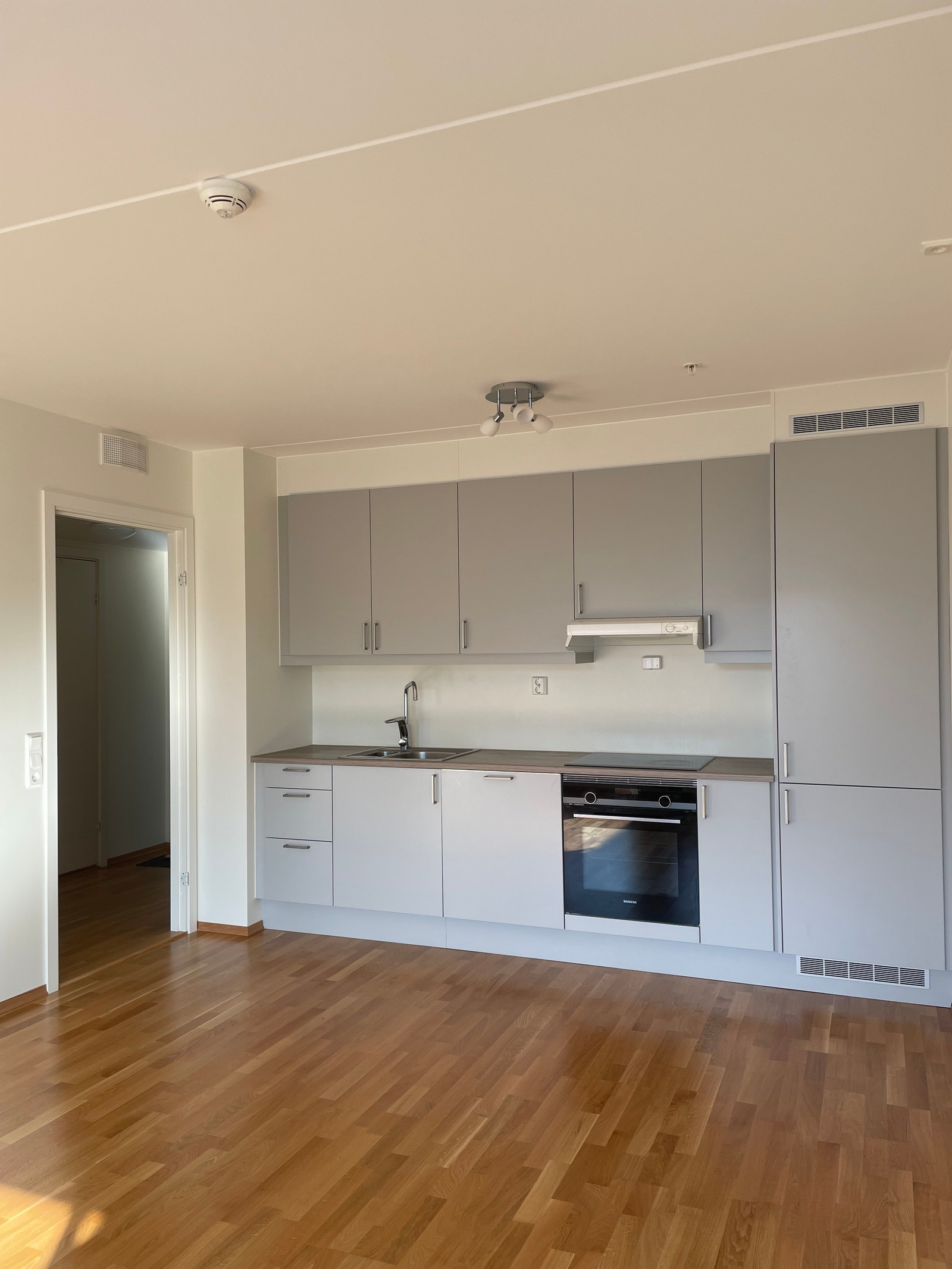 Åpen kjøkkenløsning med integrerte hvitevarer Galleribilde