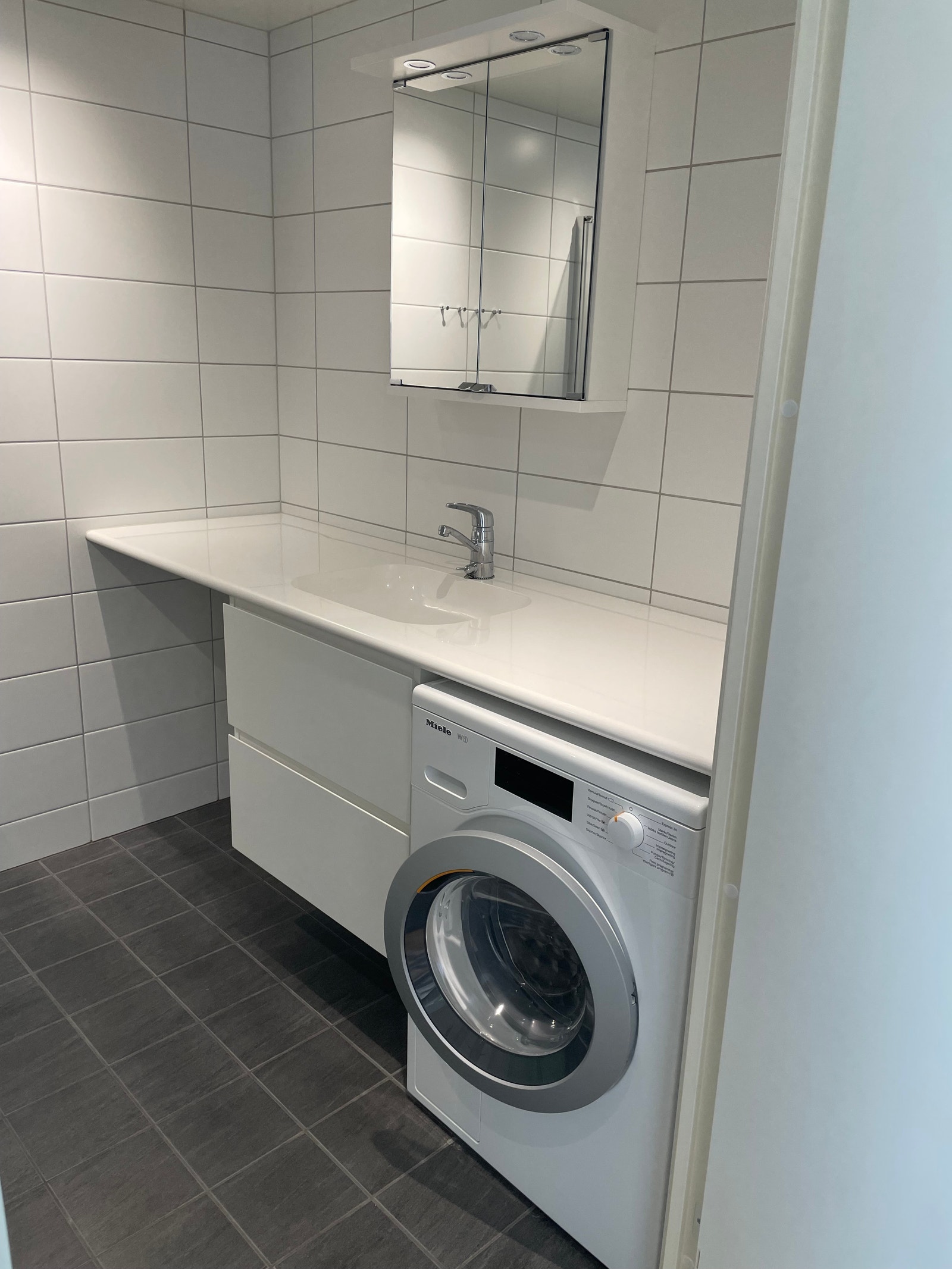 Servant med plass til tørketrømmel. Vaskemaskinen følger med. Galleribilde