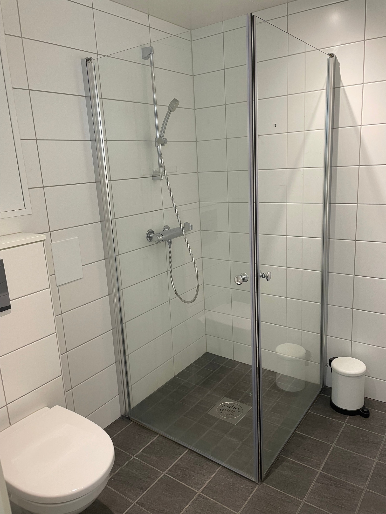 Dusjhjørne med svingbare glassdører Galleribilde