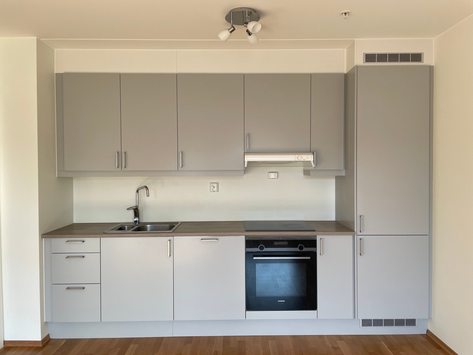 Integrerte hvitevarer (oppvaskmaskin, komfyr, steketopp, kombiskap) Galleribilde