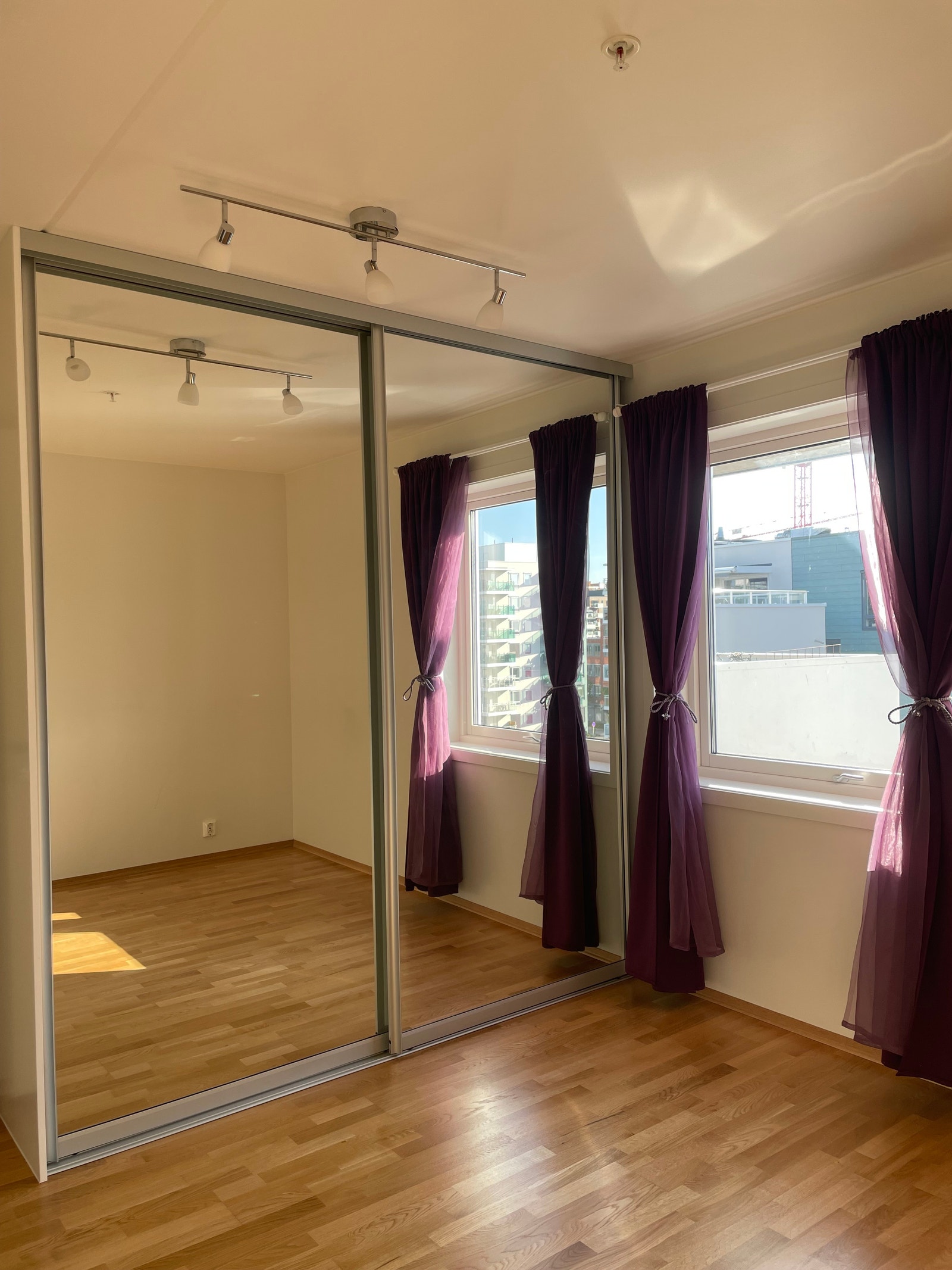 Skyvedørsgarderobe på soverommet Galleribilde