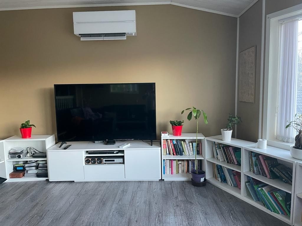 Romslig stue med plass til stor sofagruppe Galleribilde