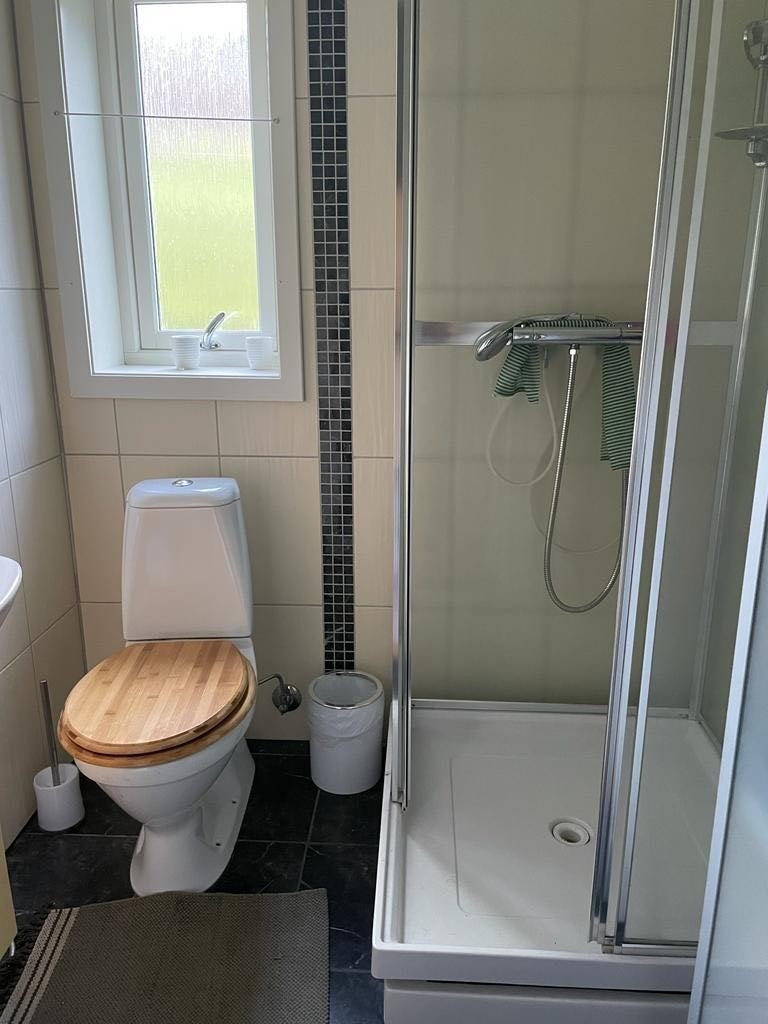 Bad 2 hel fliset og varmekabel på gulvet Galleribilde