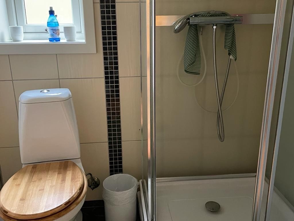 Bad 2 hel fliset og varmekabel på gulvet Galleribilde