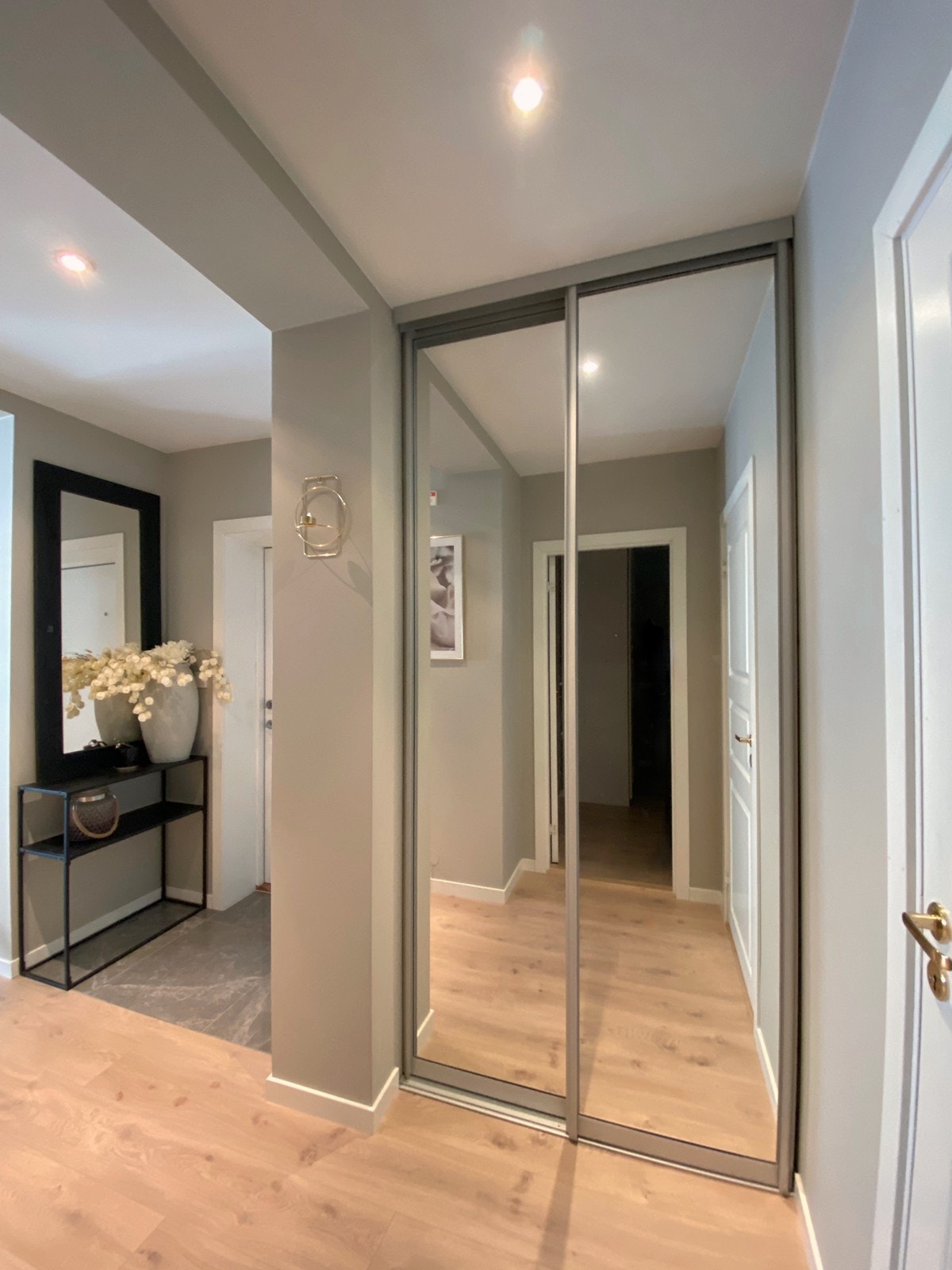 Gangen har ett område med fliser og skyvedørsgarderobe. Galleribilde