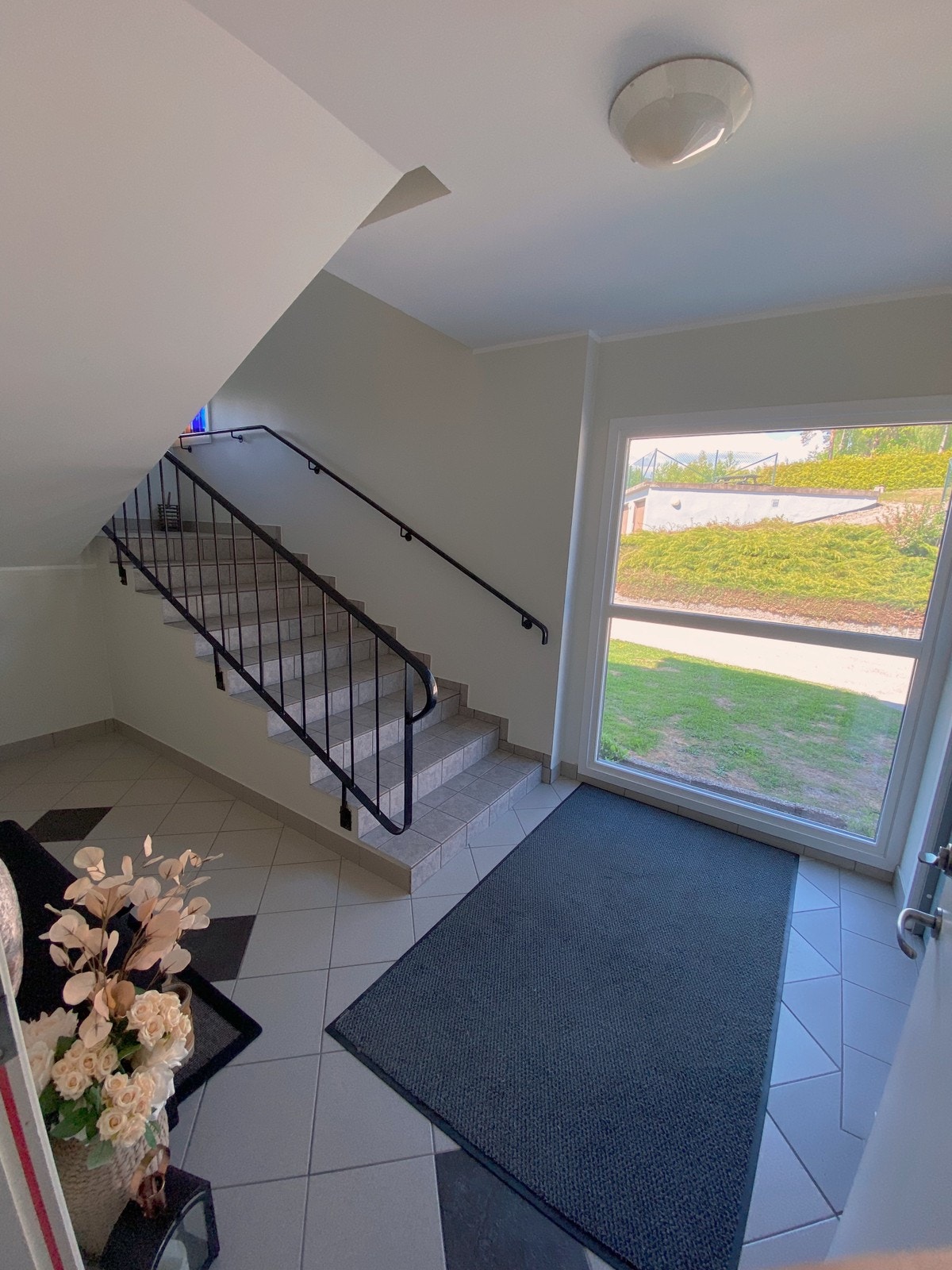 Romslig inngang med plass til barnevogn o.l. (Leiligheten deler inngang med kun én hyggelig nabo i 2.etasje) Galleribilde