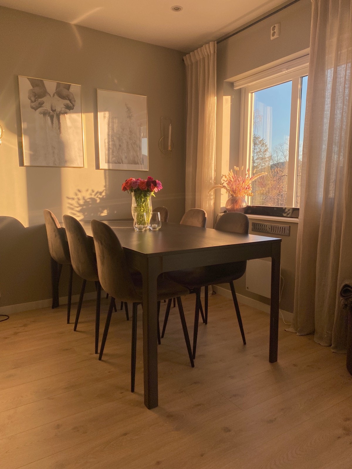 Leiligheten har fint sollys inn mot spisestuen. Galleribilde