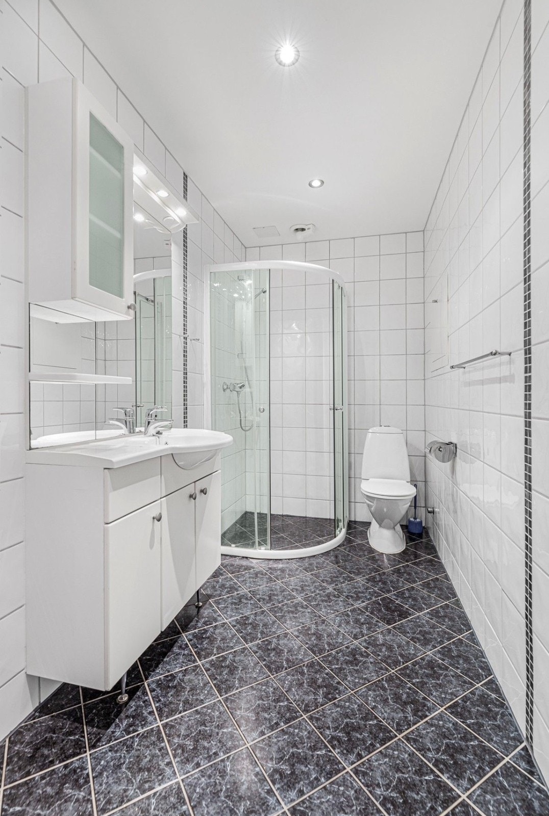 Bildet er fra salgsannonsen. Det er montert skap innredning i tillegg. Galleribilde