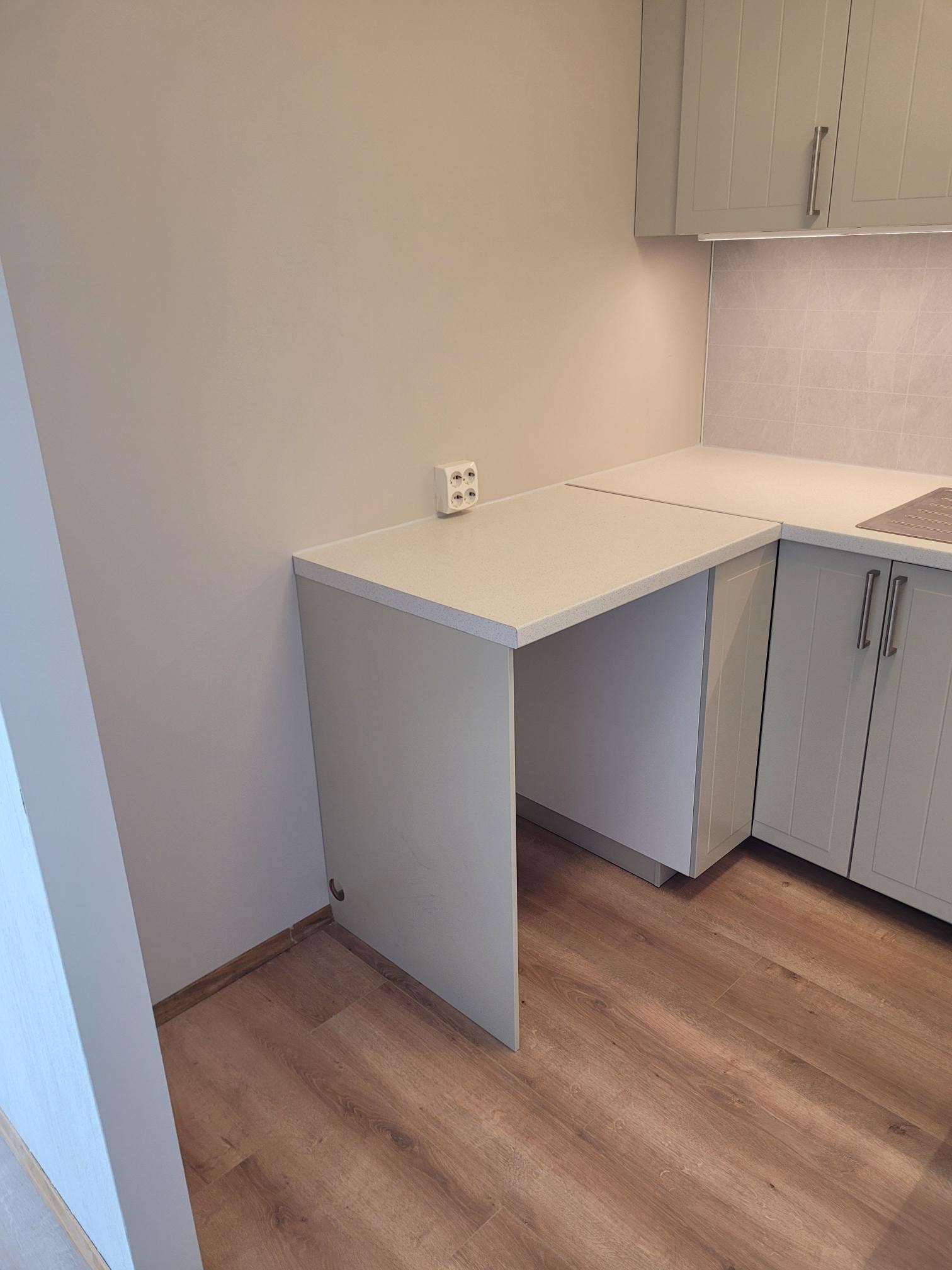 Kjøkken, plass til kjøleskap og oppvaskmaskin Galleribilde