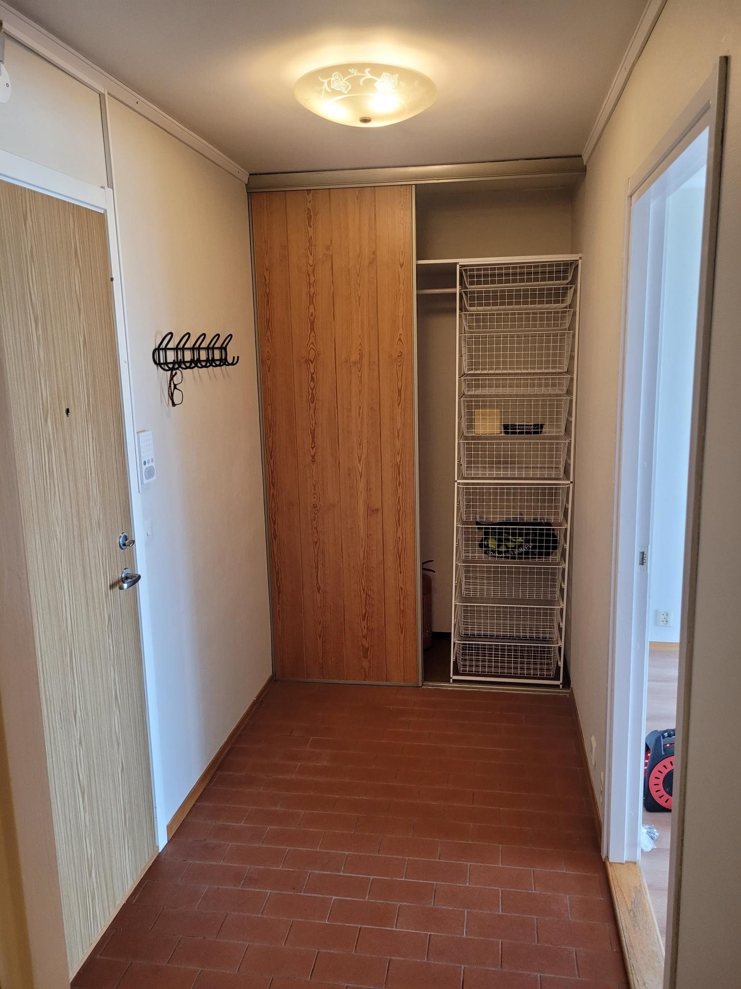 Gang med skyvedørsgarderobe og nettingskuffer Galleribilde