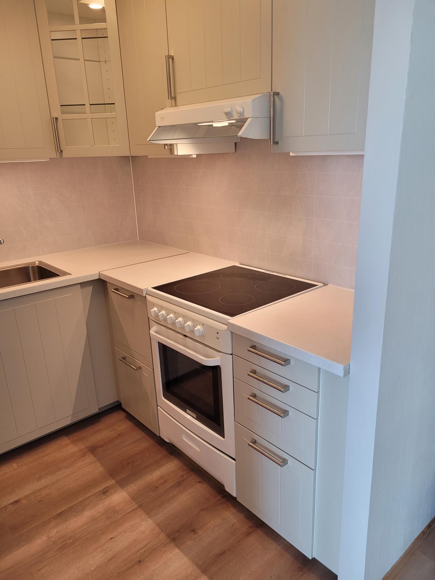 Kjøkken og medfølgende komfyr Galleribilde