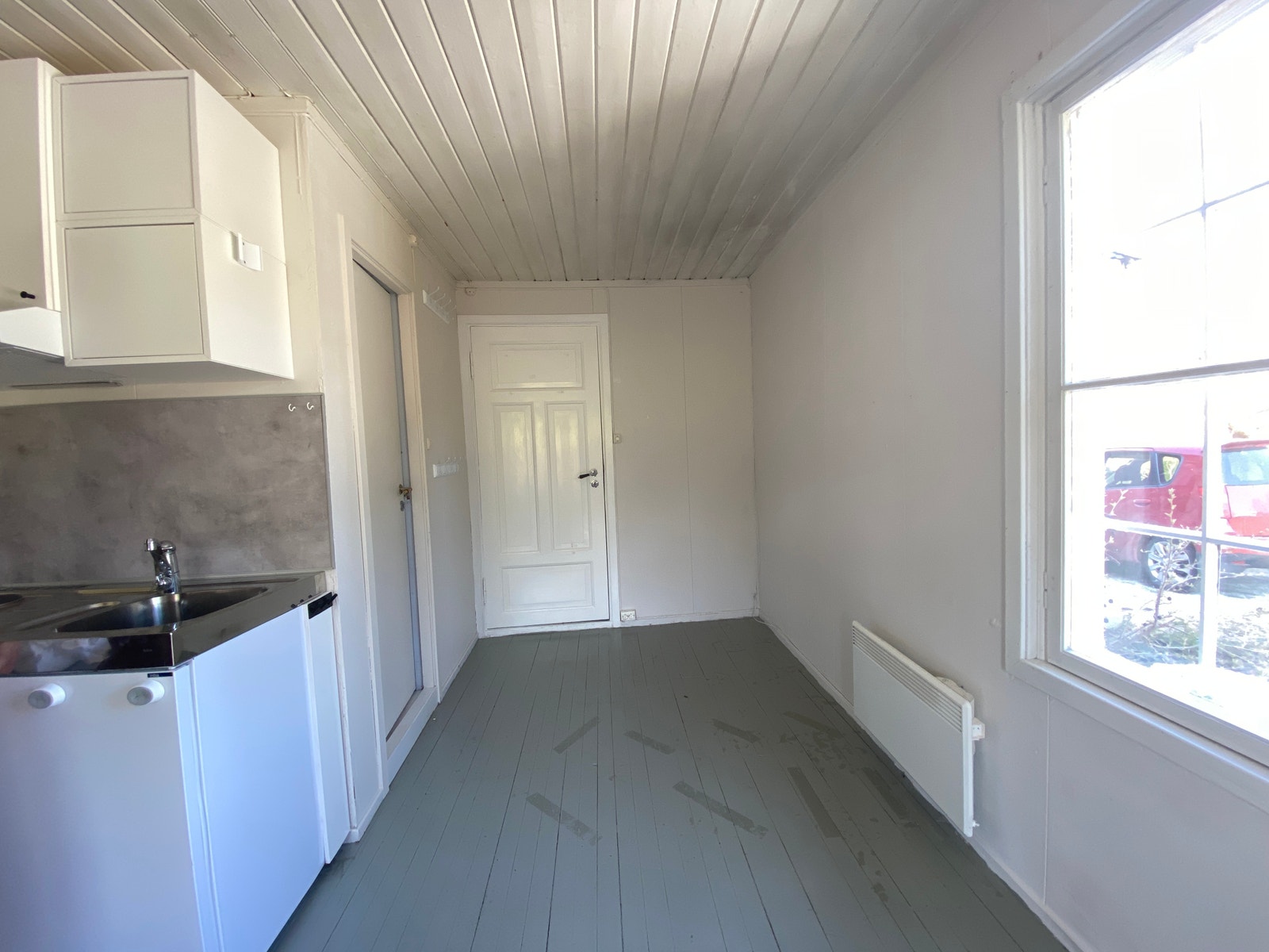 Foto tatt mot gangen. Plass til skap og hyller. Galleribilde