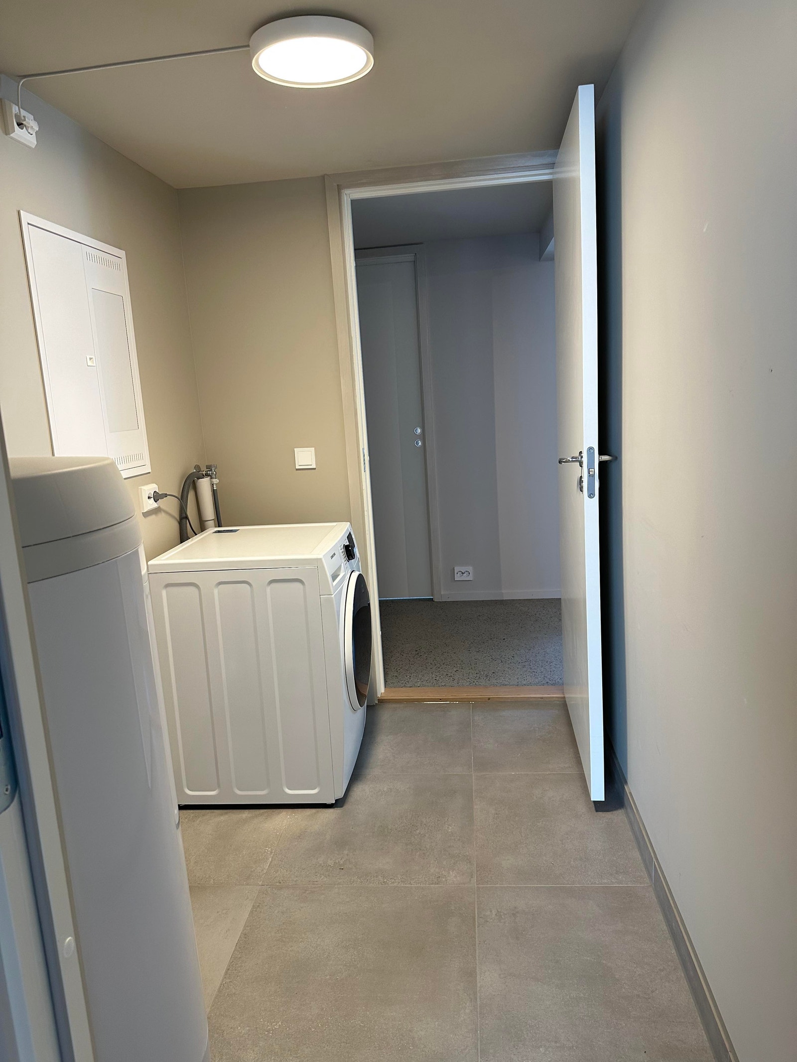 Bod/vaskerom med god lagringsplass Galleribilde