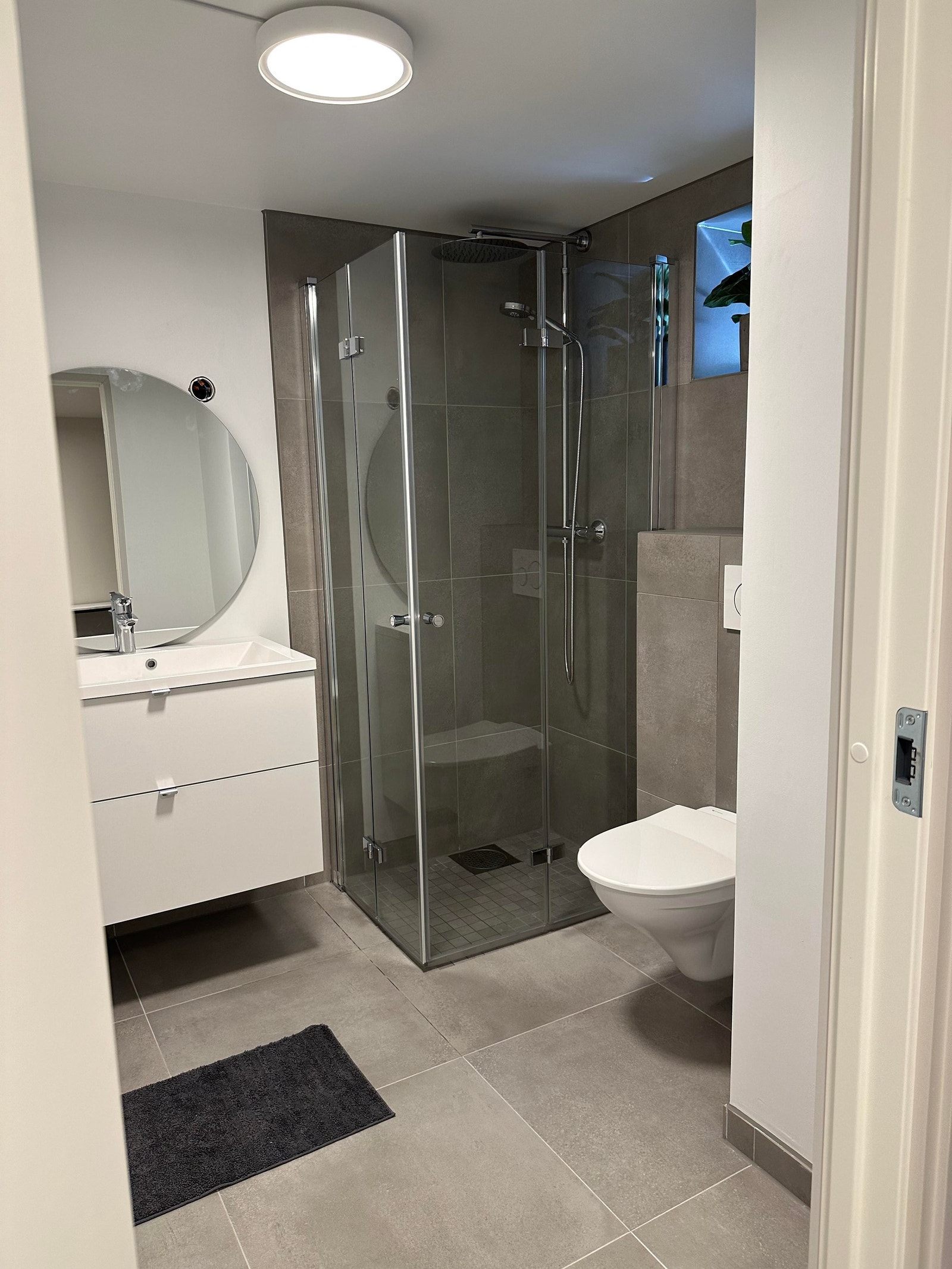 Speilet på badet henger nå på veggen. Galleribilde