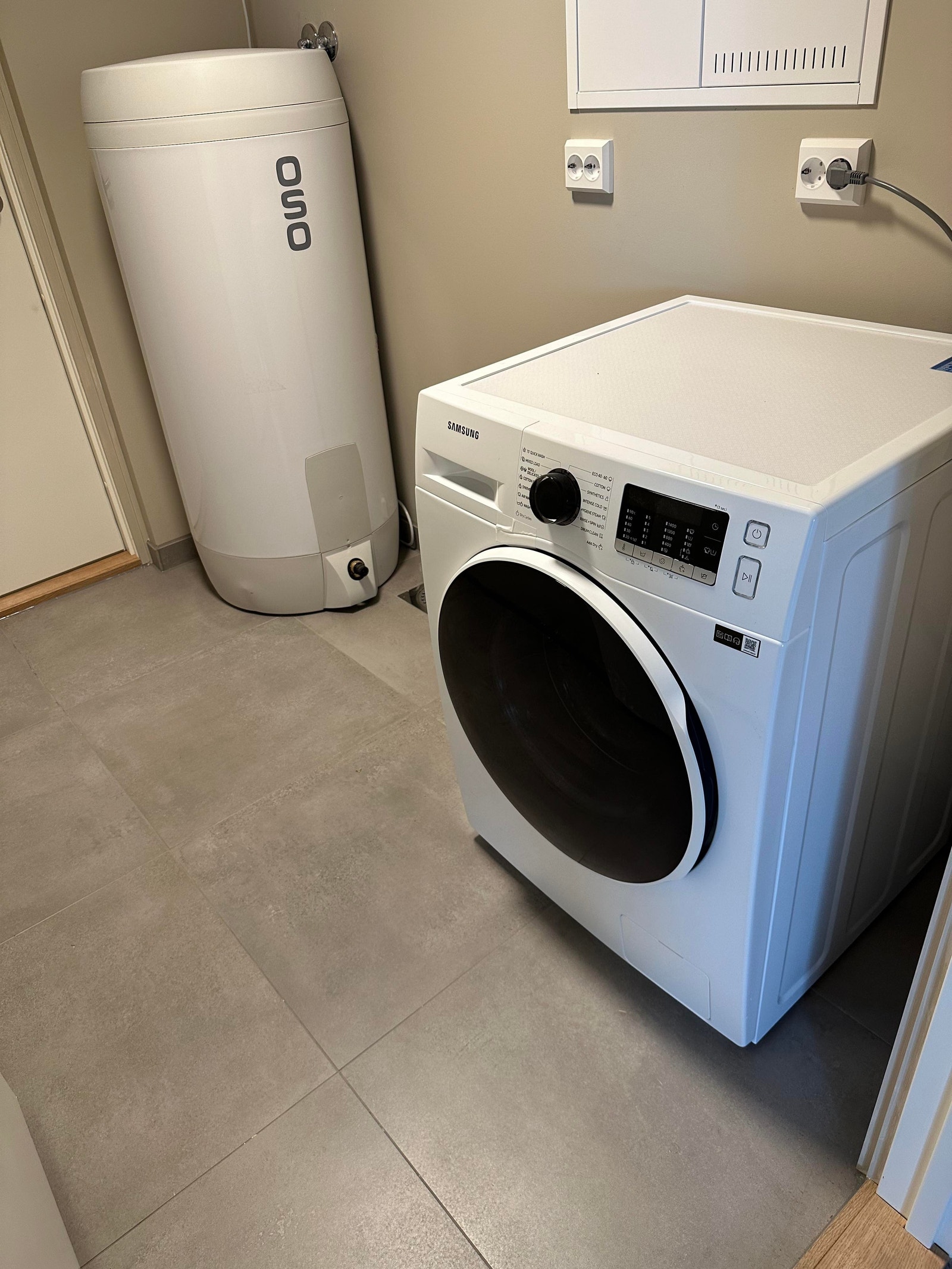 Bod/vaskerom med god lagringsplass Galleribilde