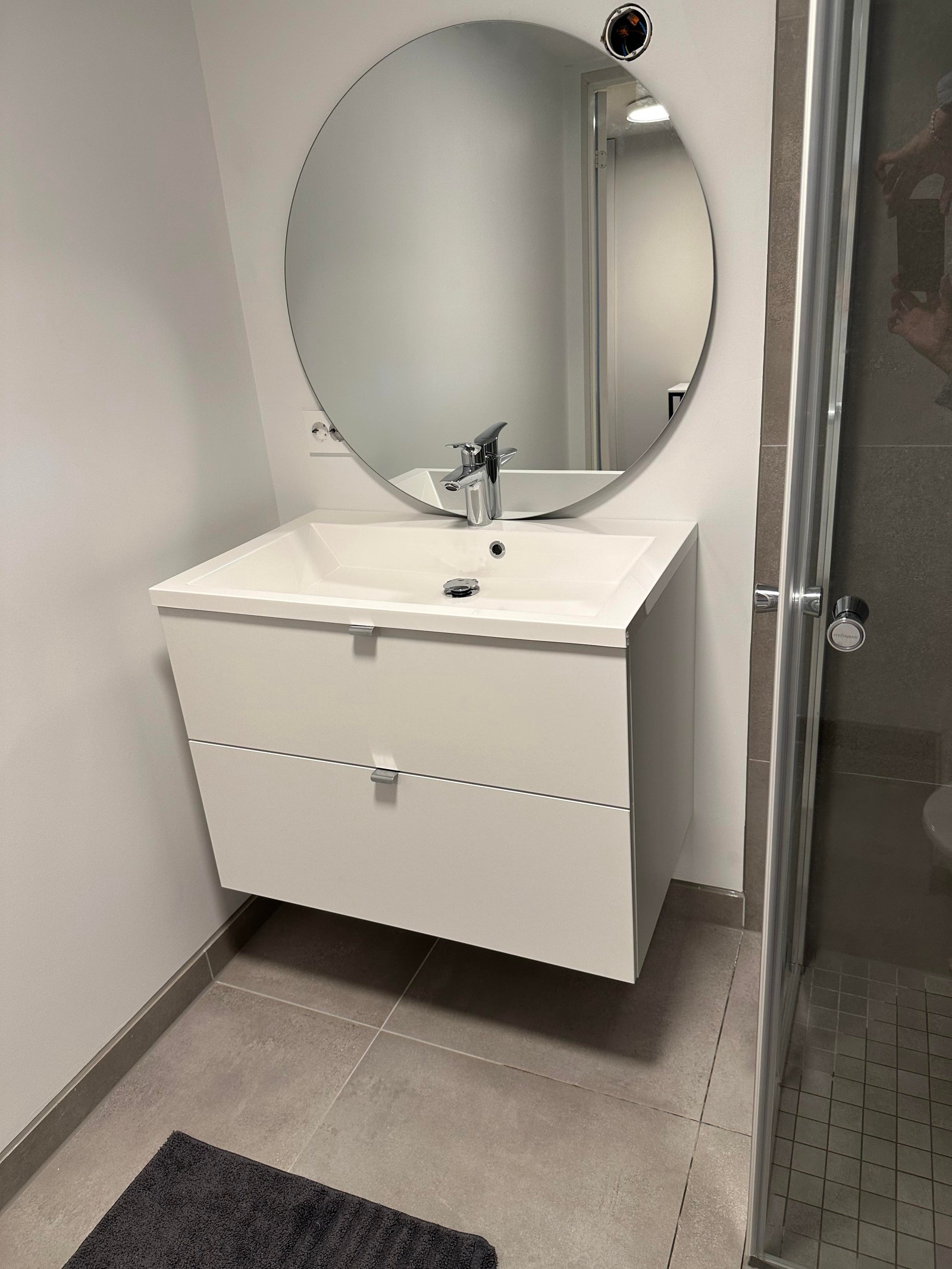 Speilet på badet henger nå på veggen. Galleribilde