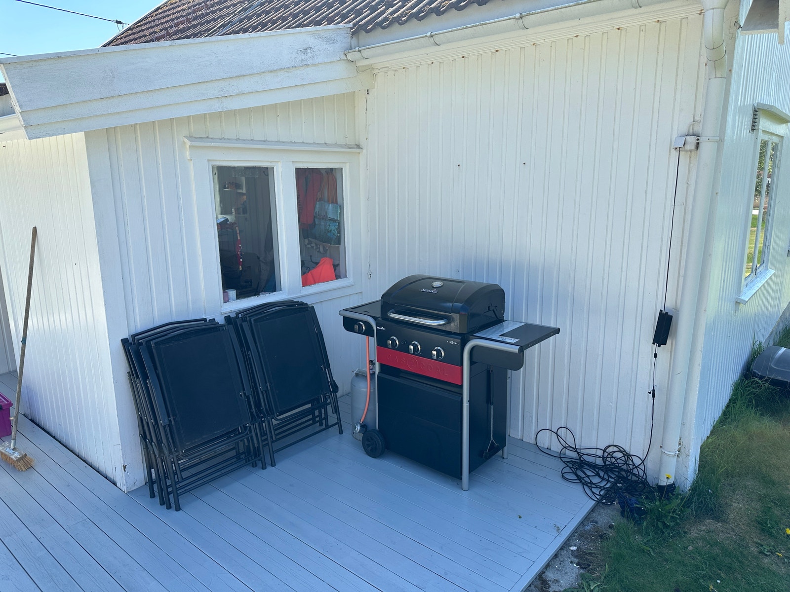 Gassgrill og Stoler står i kroken ved inngangen. Galleribilde
