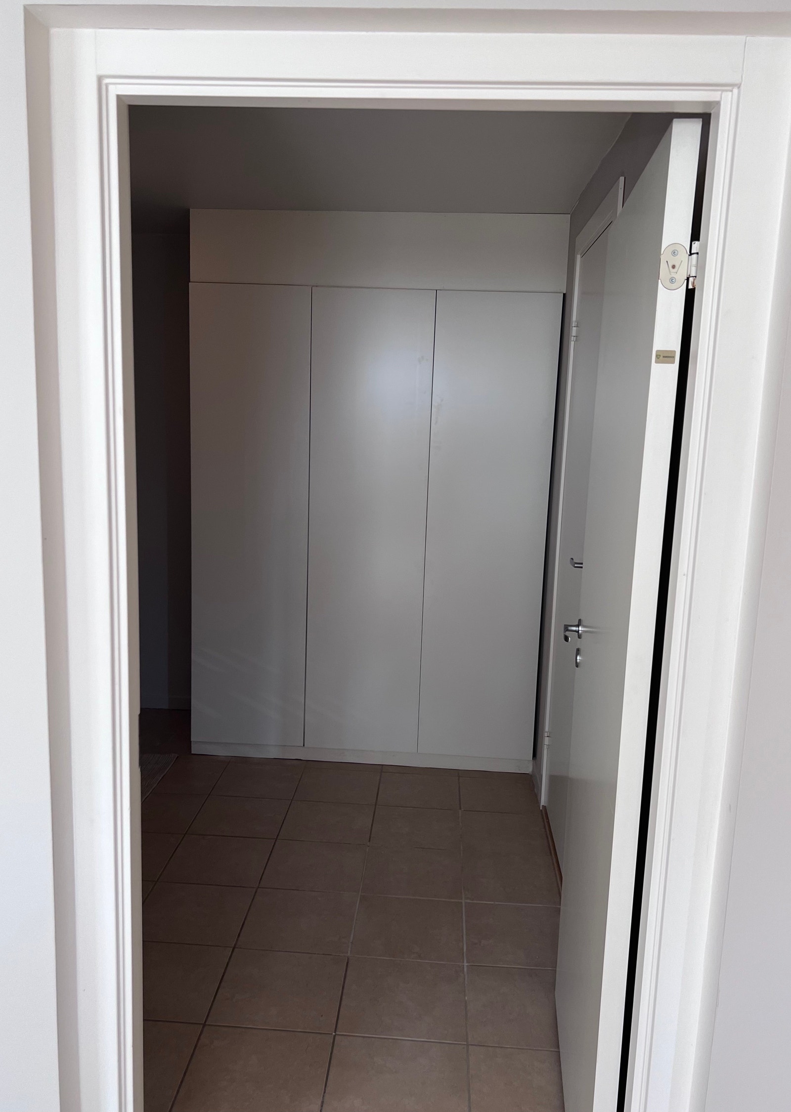 Inngang til soverom fra stue. 3 høyskap. Galleribilde