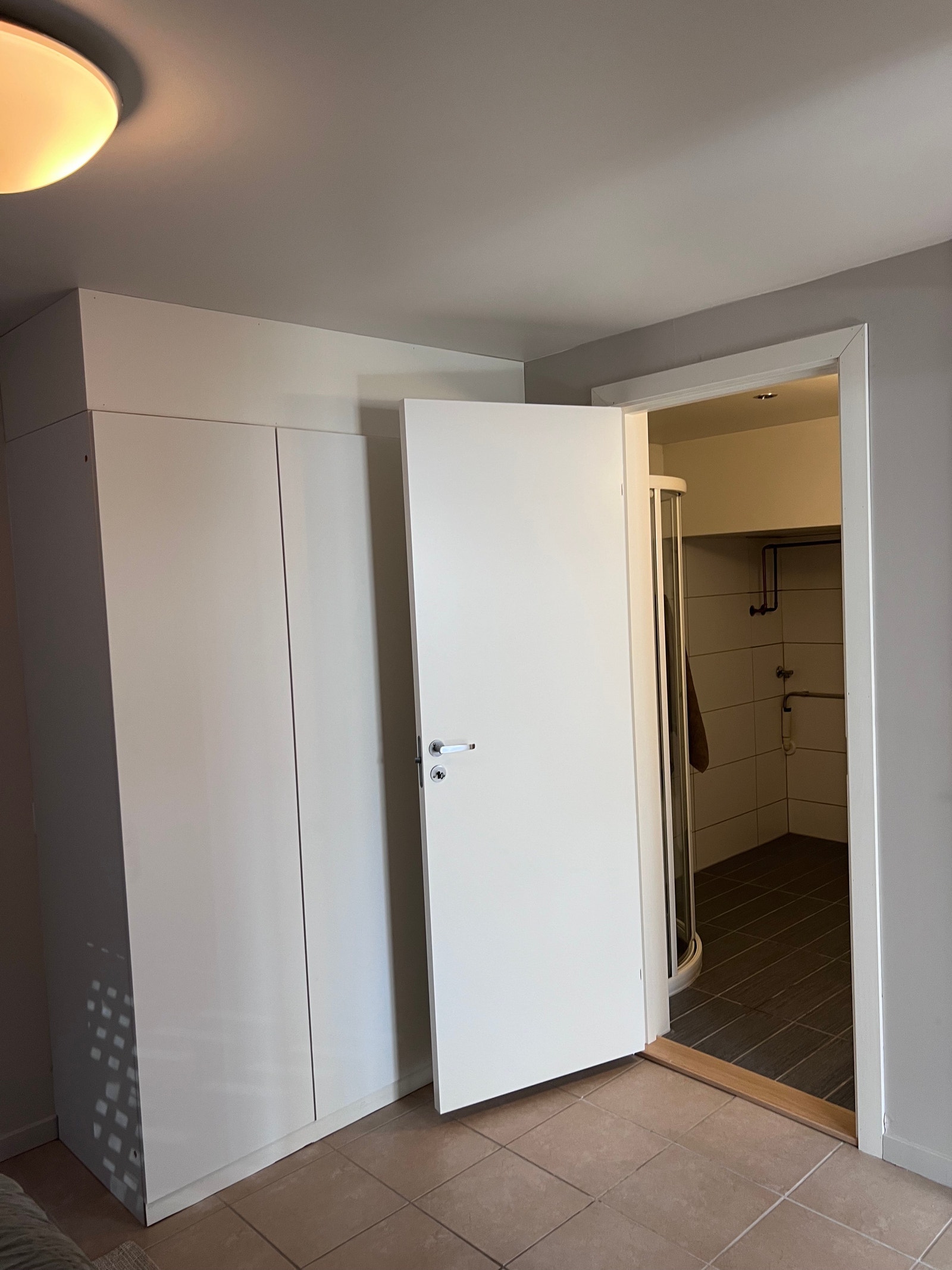 Inngang til bad fra soverom. Plass for vaskemaskin. Galleribilde