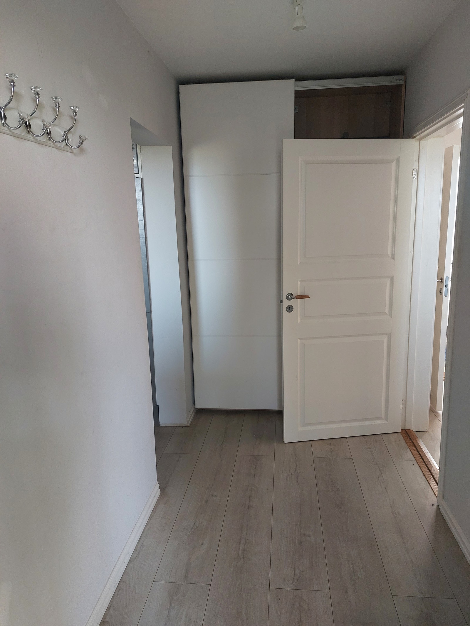 Gang med garderobe skap Galleribilde