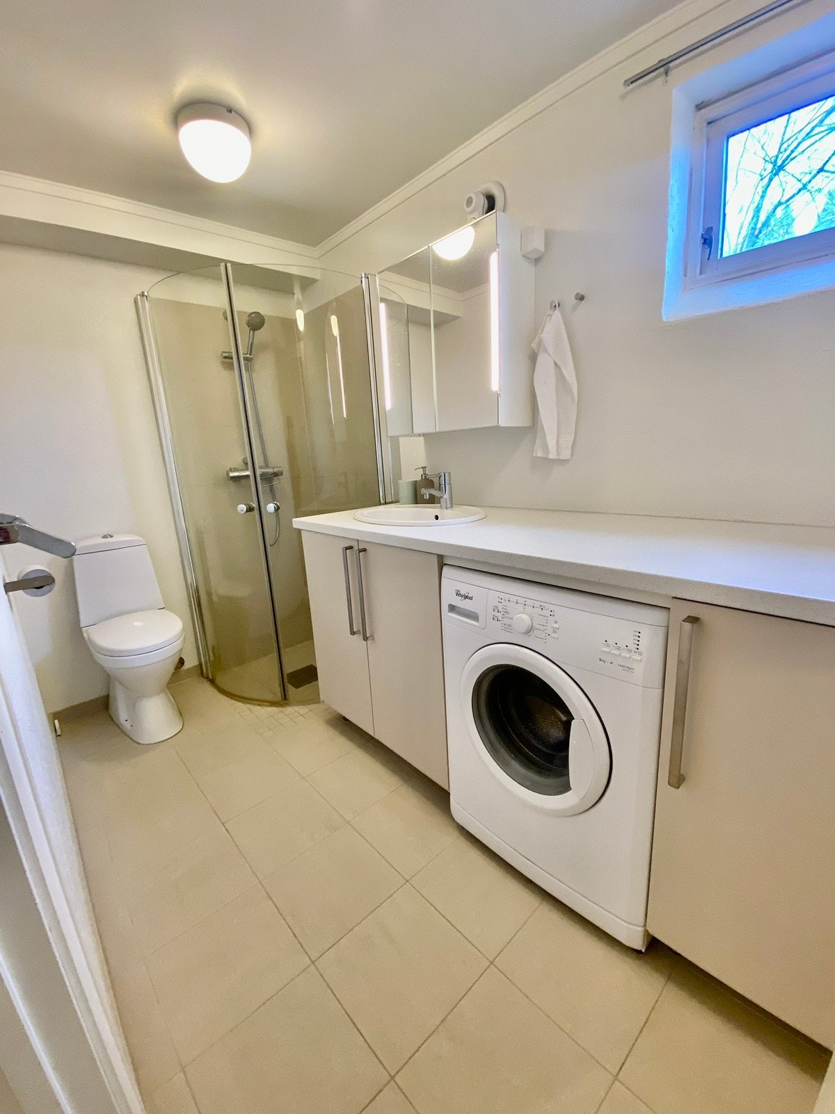 Pent flislagt bad i lyse toner. Galleribilde