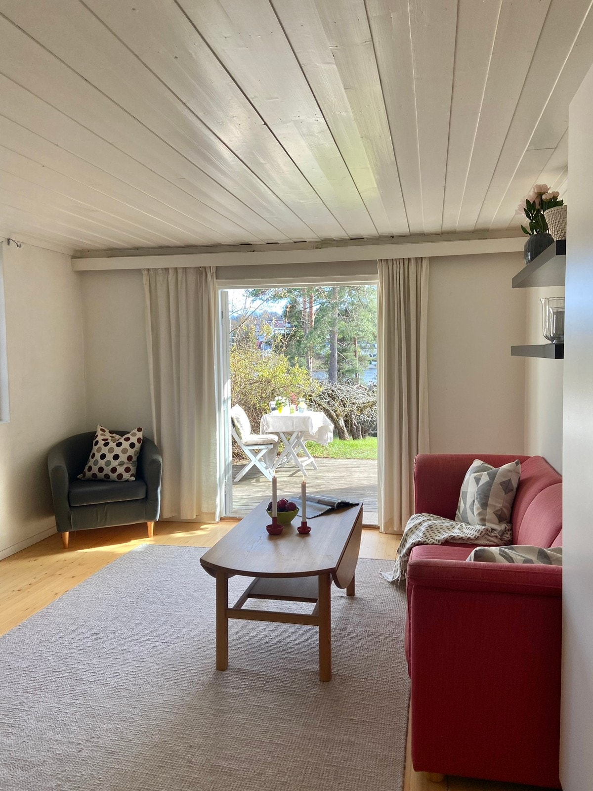 Sjøutsikt og frodig rett utenfor døren. Galleribilde