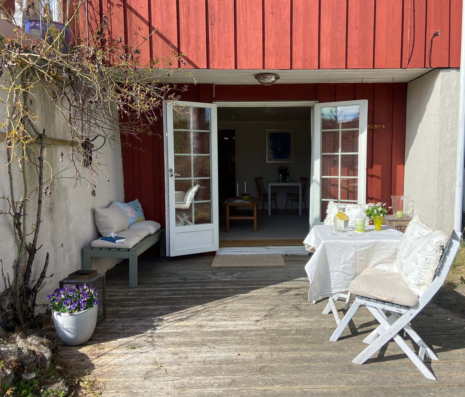 Begge dørene kan settes opp, og det gir en forlengelse av stuen. Galleribilde