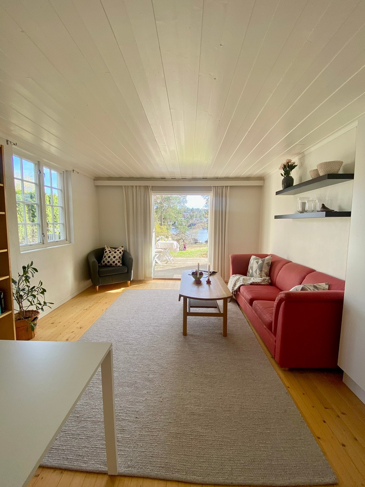 Mye naturlig lys inn i stuen fra store vinduer Galleribilde