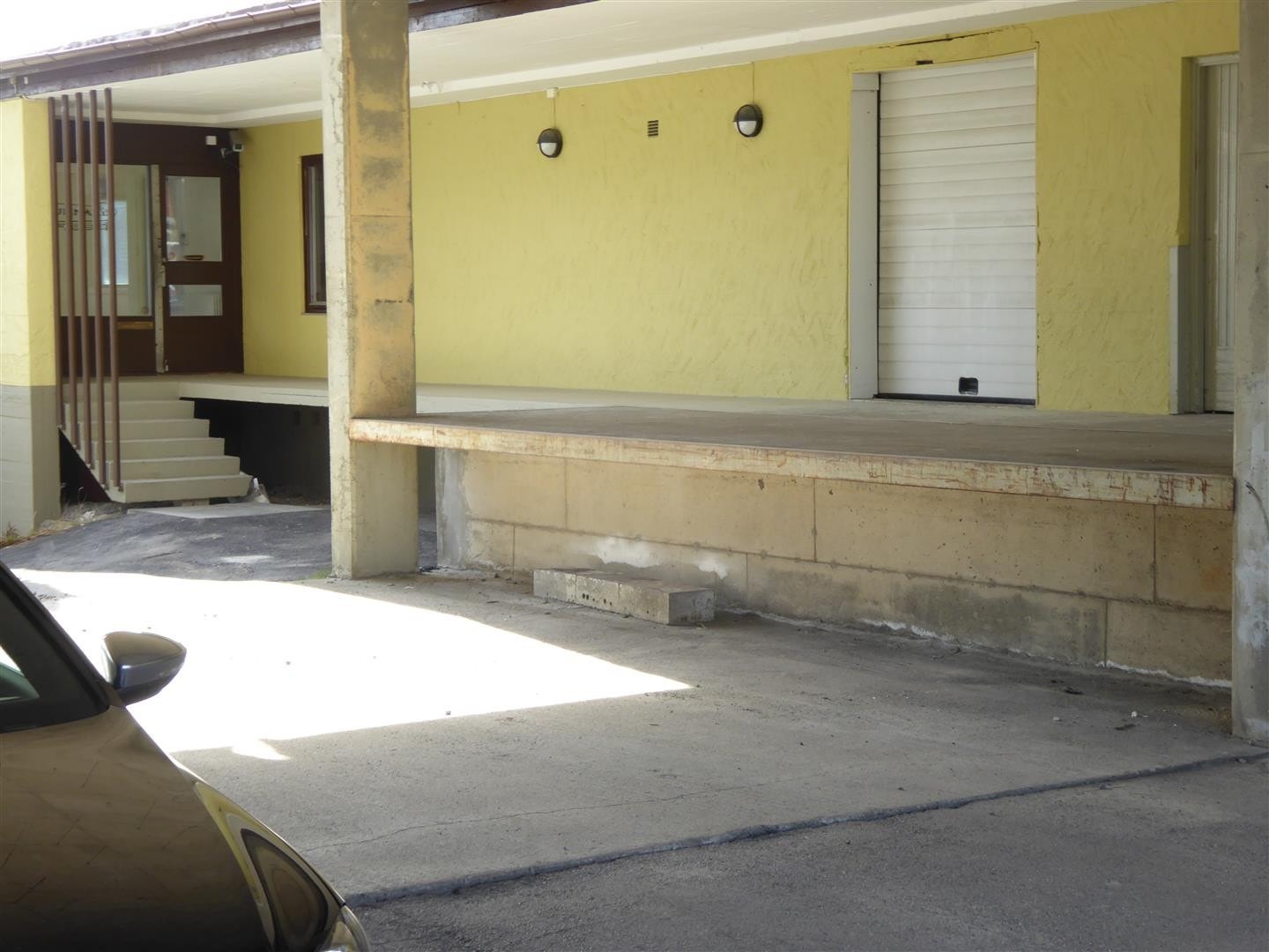 Adkomst til areal 1 via gangdør til venstre i bildet Galleribilde