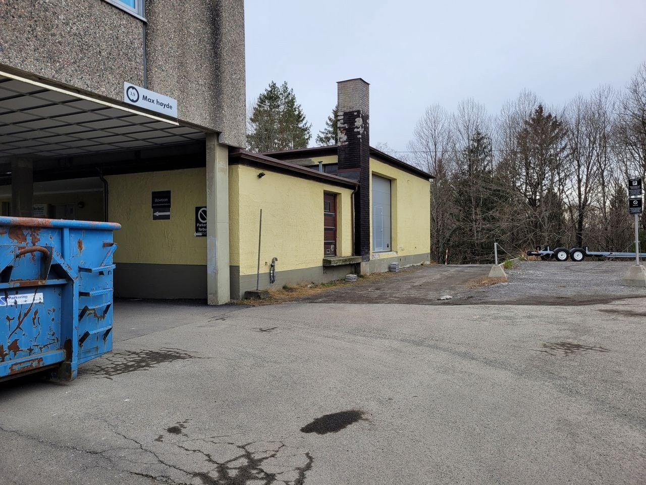 Innkjøring til bygg under overbygg, maks kjøretøyhøyde 375cm.
Adkomst til areal 3 via grå heveport midt i bildet.
Adkomst til areal 4 til høyre i bildet Galleribilde