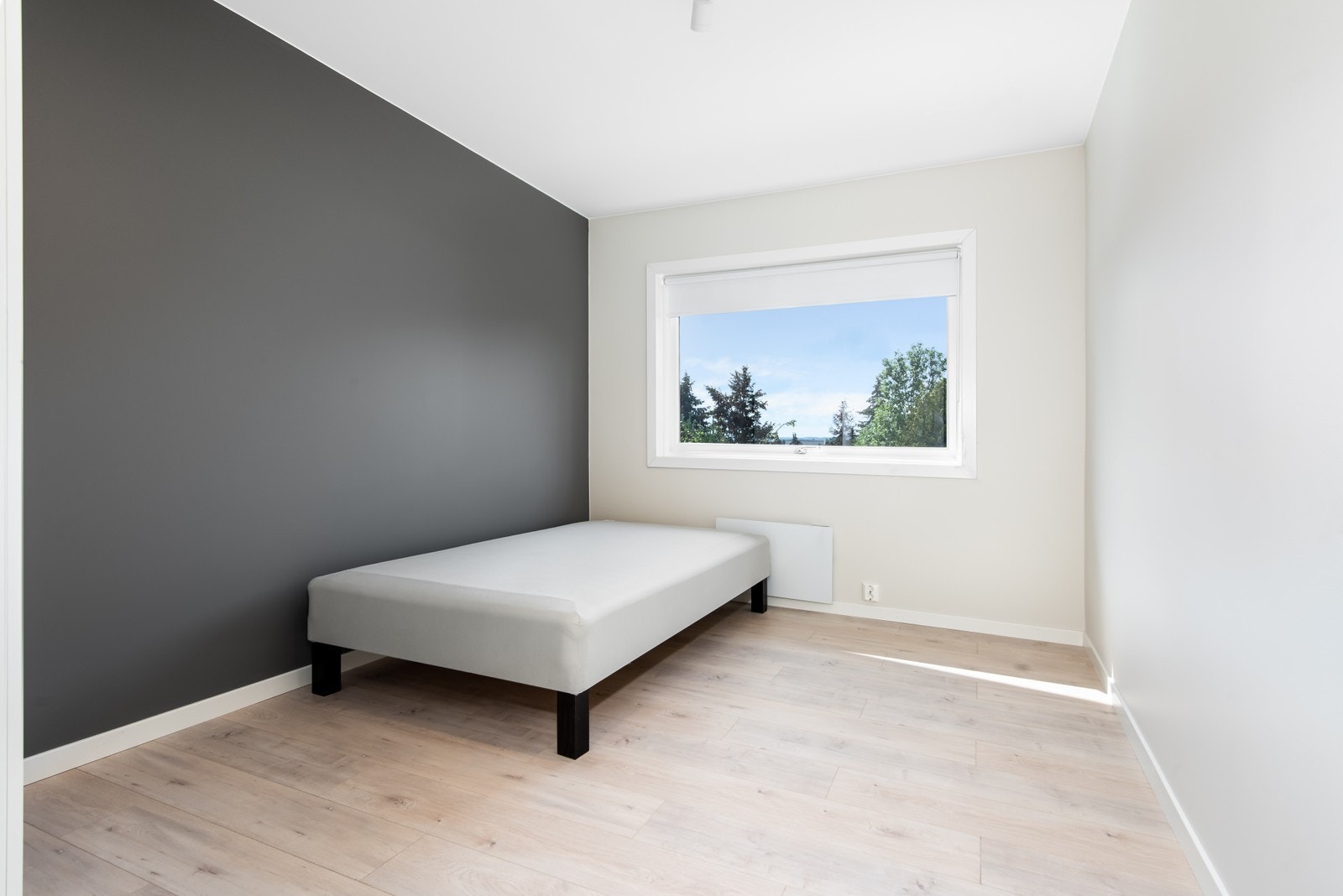 Gode lyse rom, med klesskap og seng Galleribilde