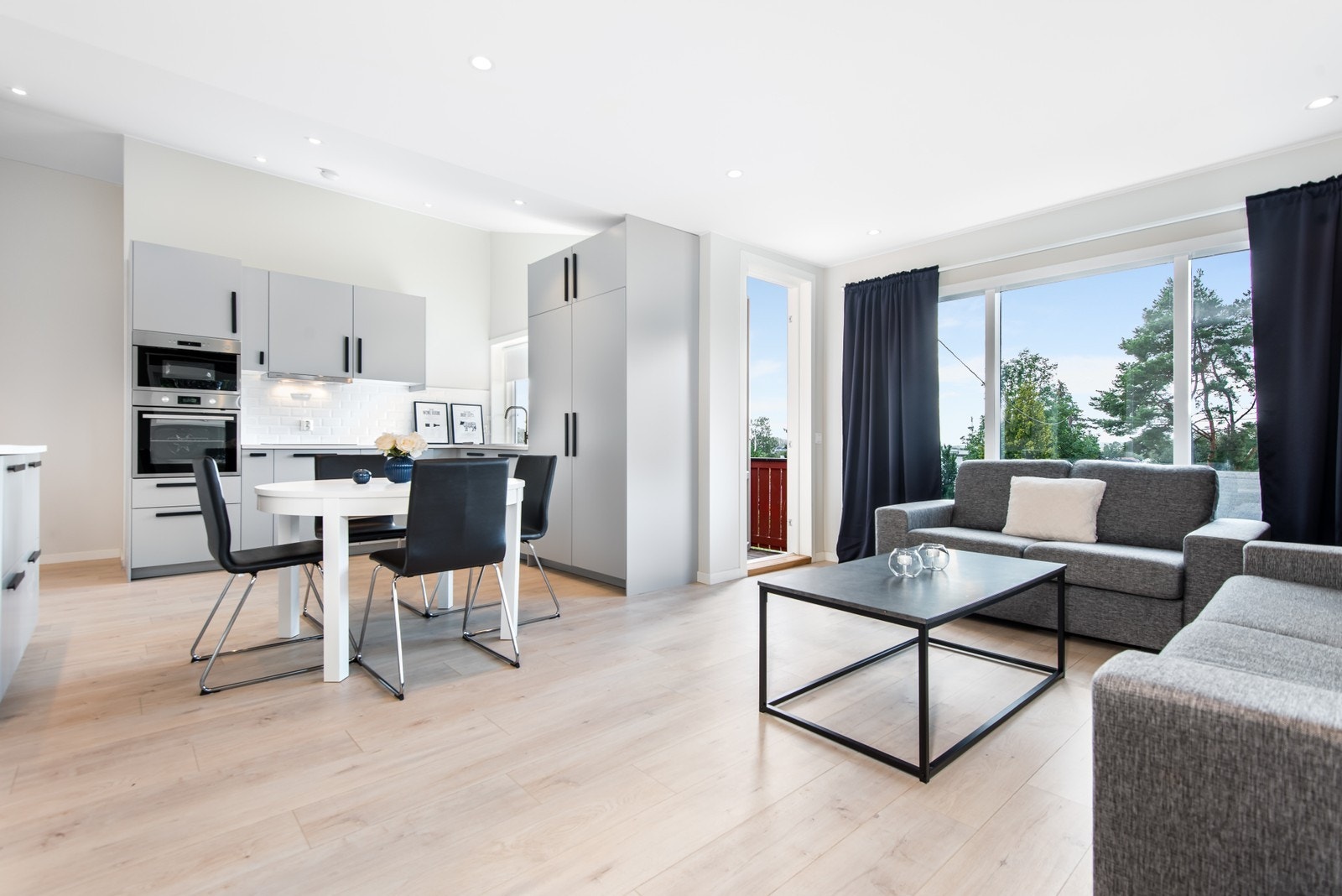 Lys og flott stue/kjøkken Galleribilde