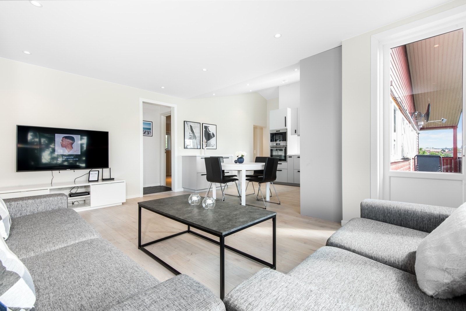 Romslig sofakrok med tv Galleribilde