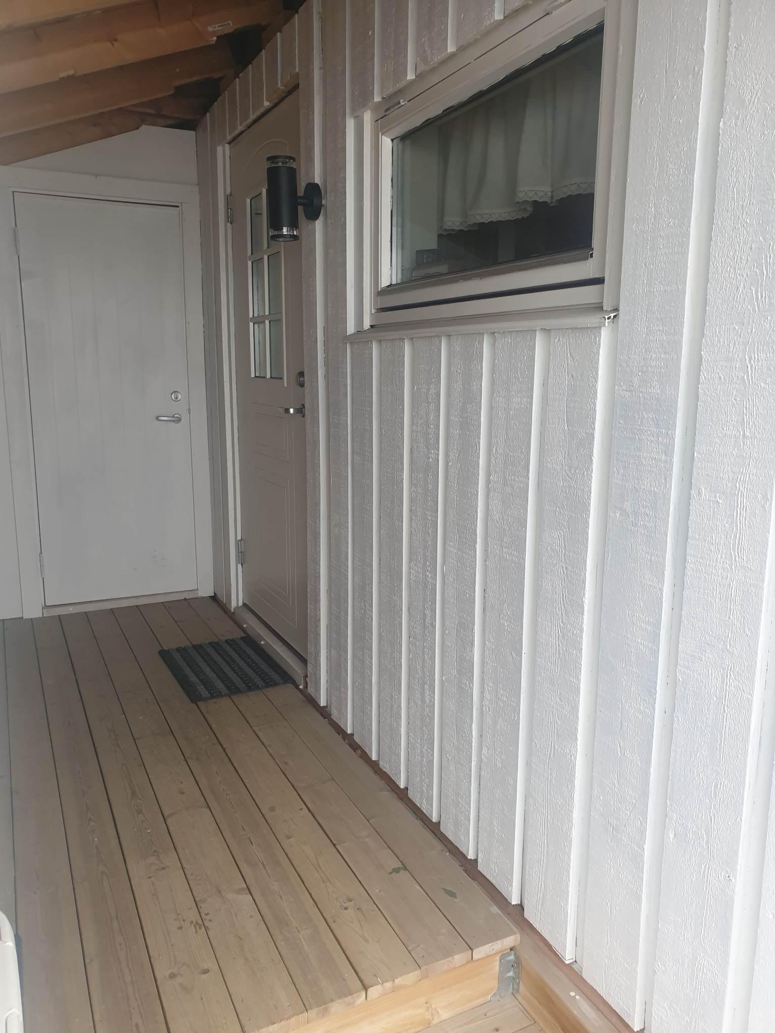 Egen inngang med tak/vindfang. Galleribilde