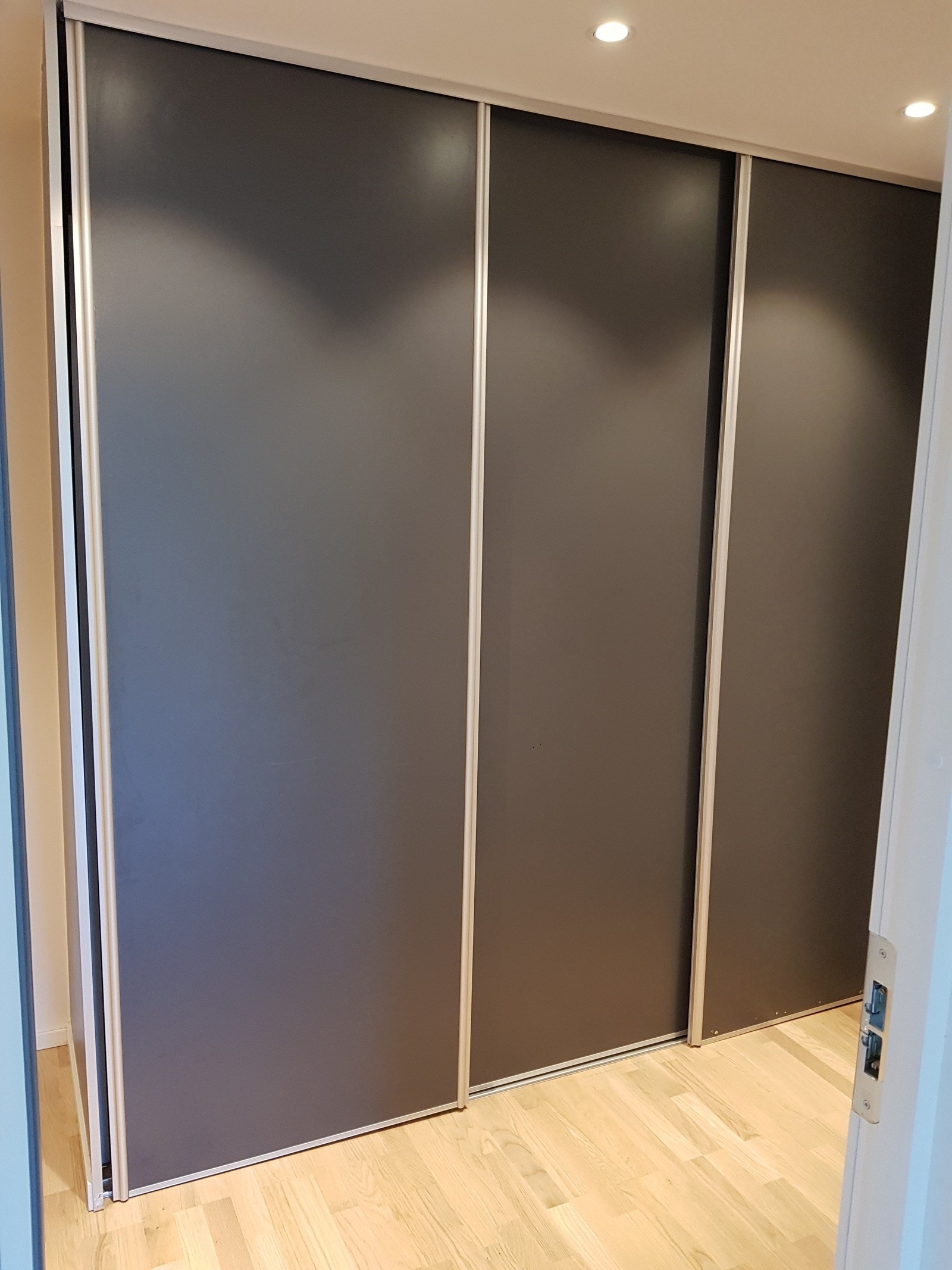 Garderobe oppevaringsrom. Galleribilde