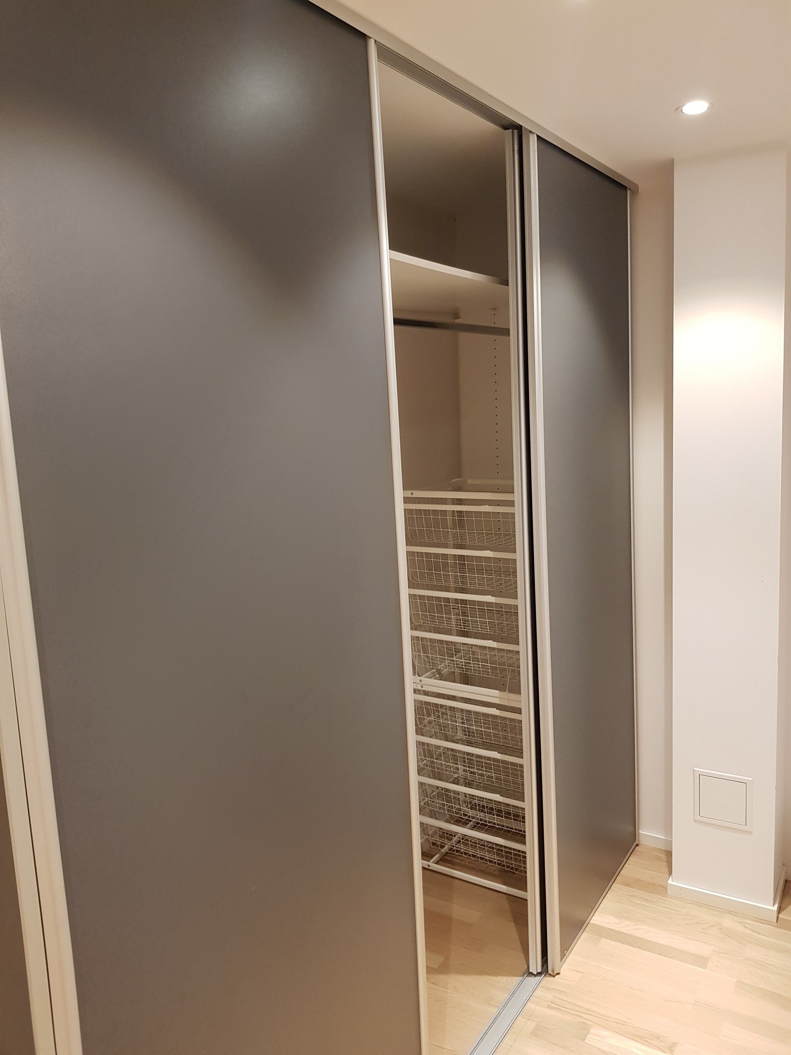 Garderobeskap i oppevaringsrom. Galleribilde