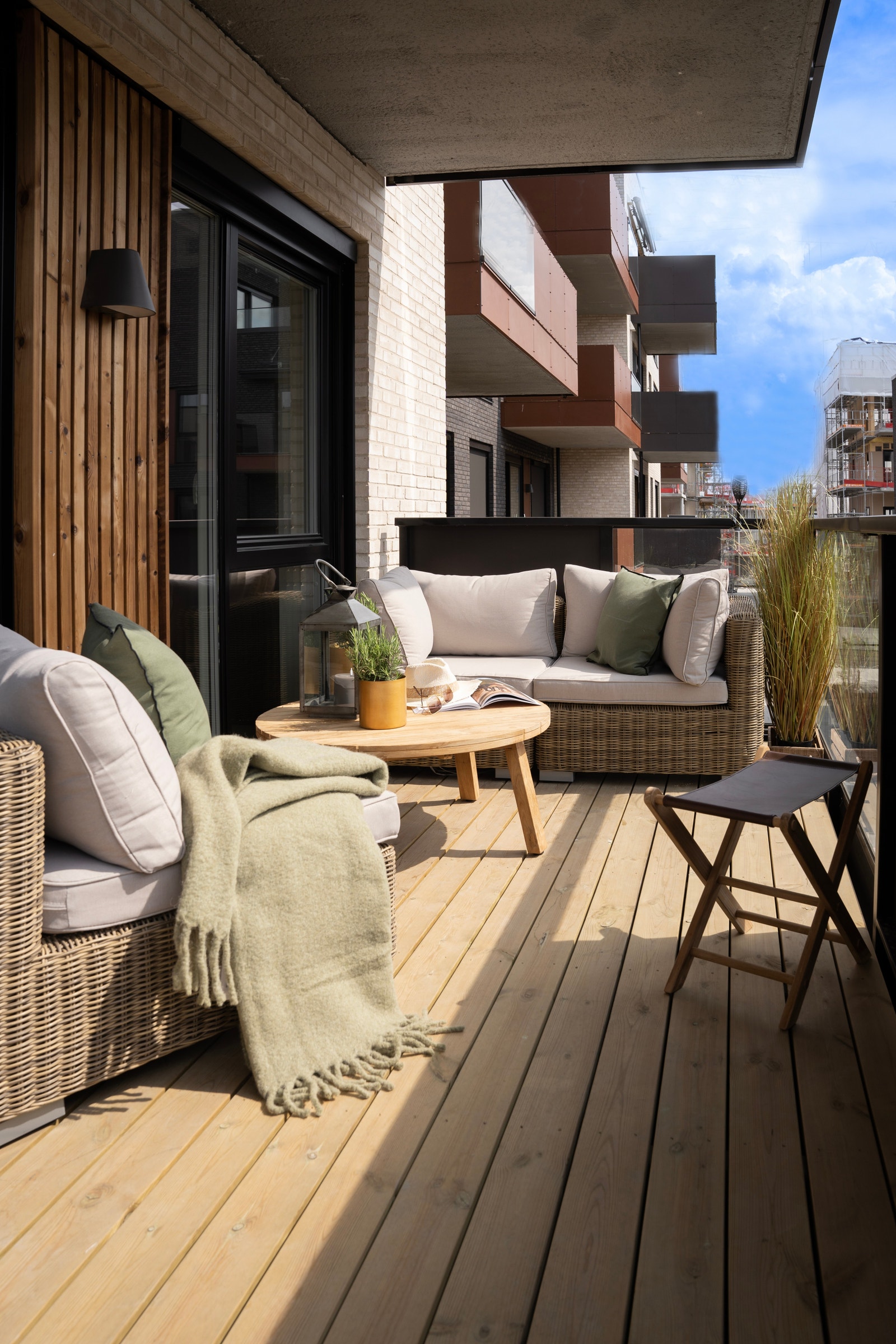 Stor og svært solrik veranda Galleribilde