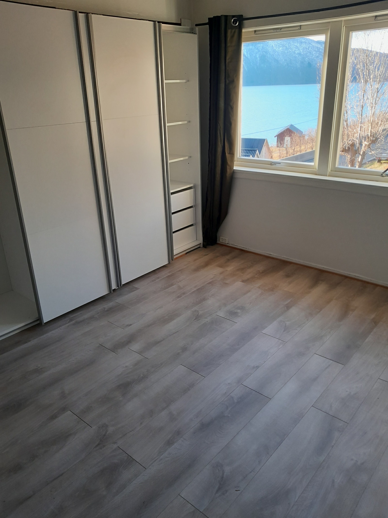 12m2 soverom med stor garderobe Galleribilde