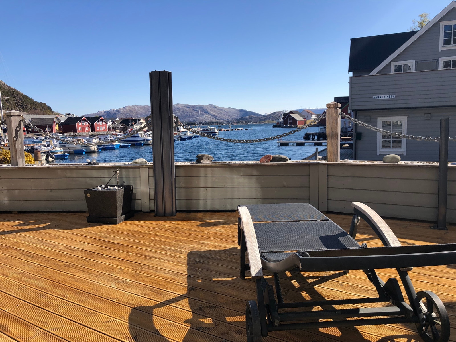 Her kan man ta morgenbadet eller fiske rett nedenfor terassen Galleribilde