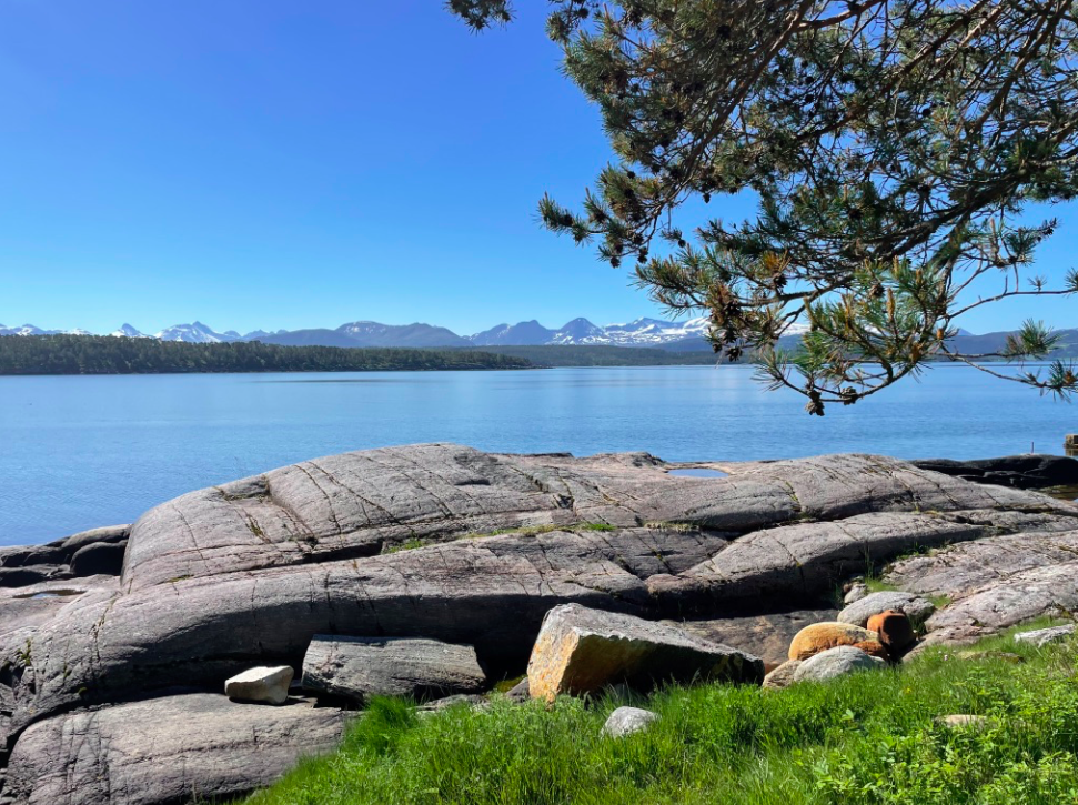 Runde slette svaberg med fjellene i sør Galleribilde
