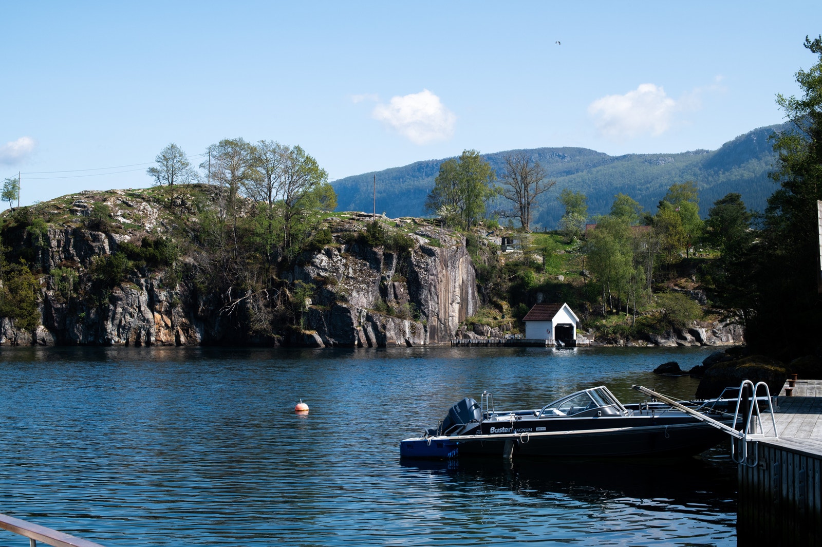Brygga byr på herlig utsikt i en lun bukt Galleribilde