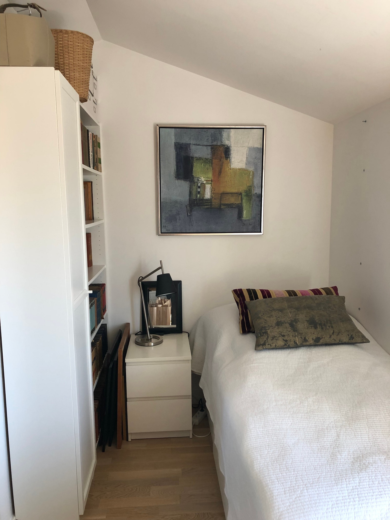 Skap/hylle på det minste soverommet Galleribilde