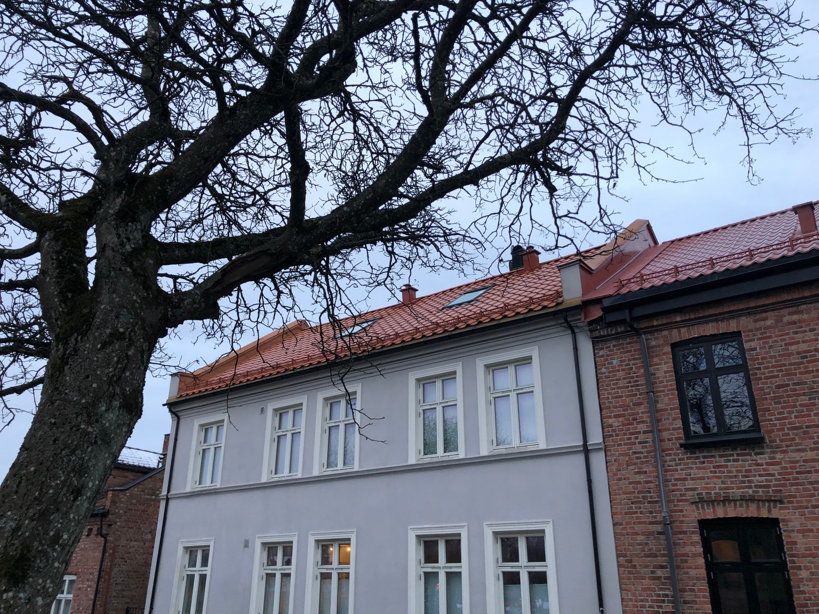 Fasade. Leiligheten ligger i 3. etasje, med takvinduer denne veien. Galleribilde