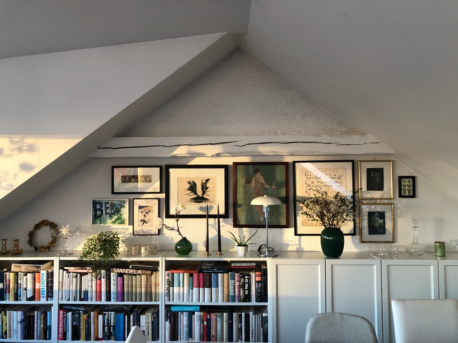 Særpreget, luftig stue Galleribilde
