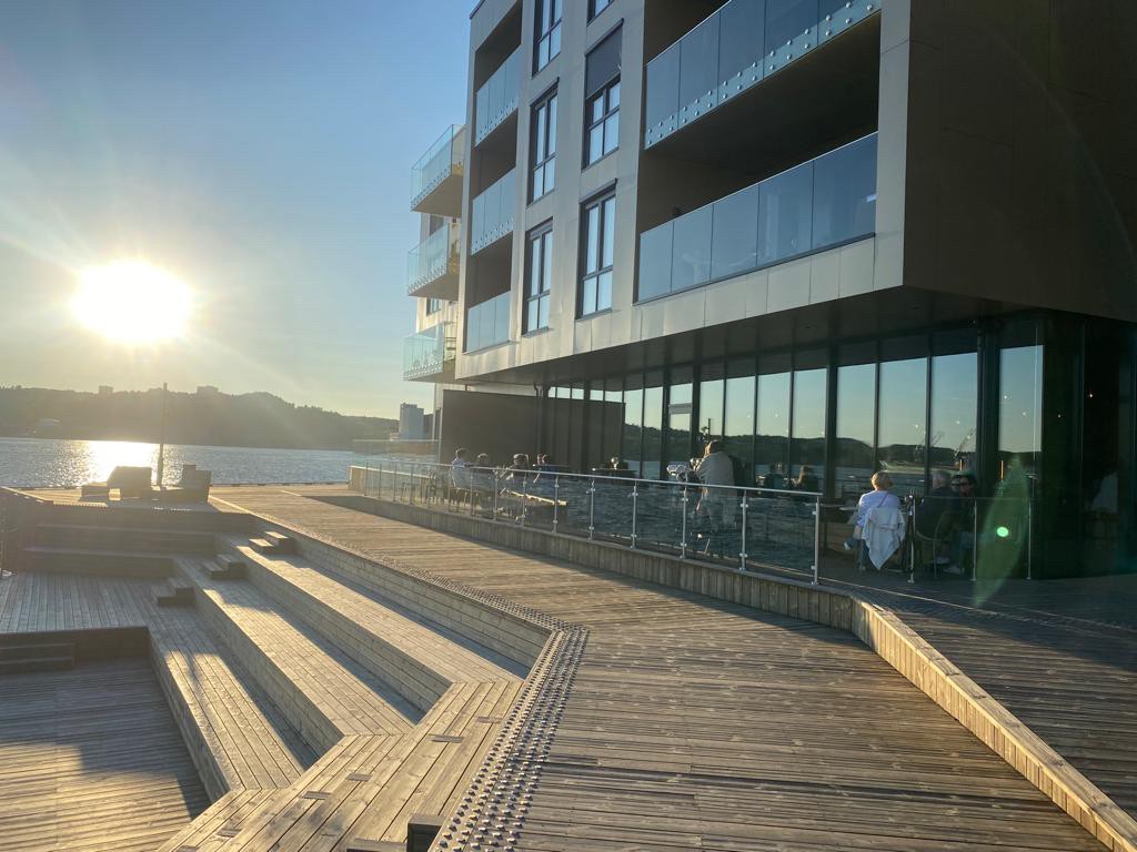 Flotte fellesområder rett utenfor leiligheten - Soltorget og vinbar Galleribilde