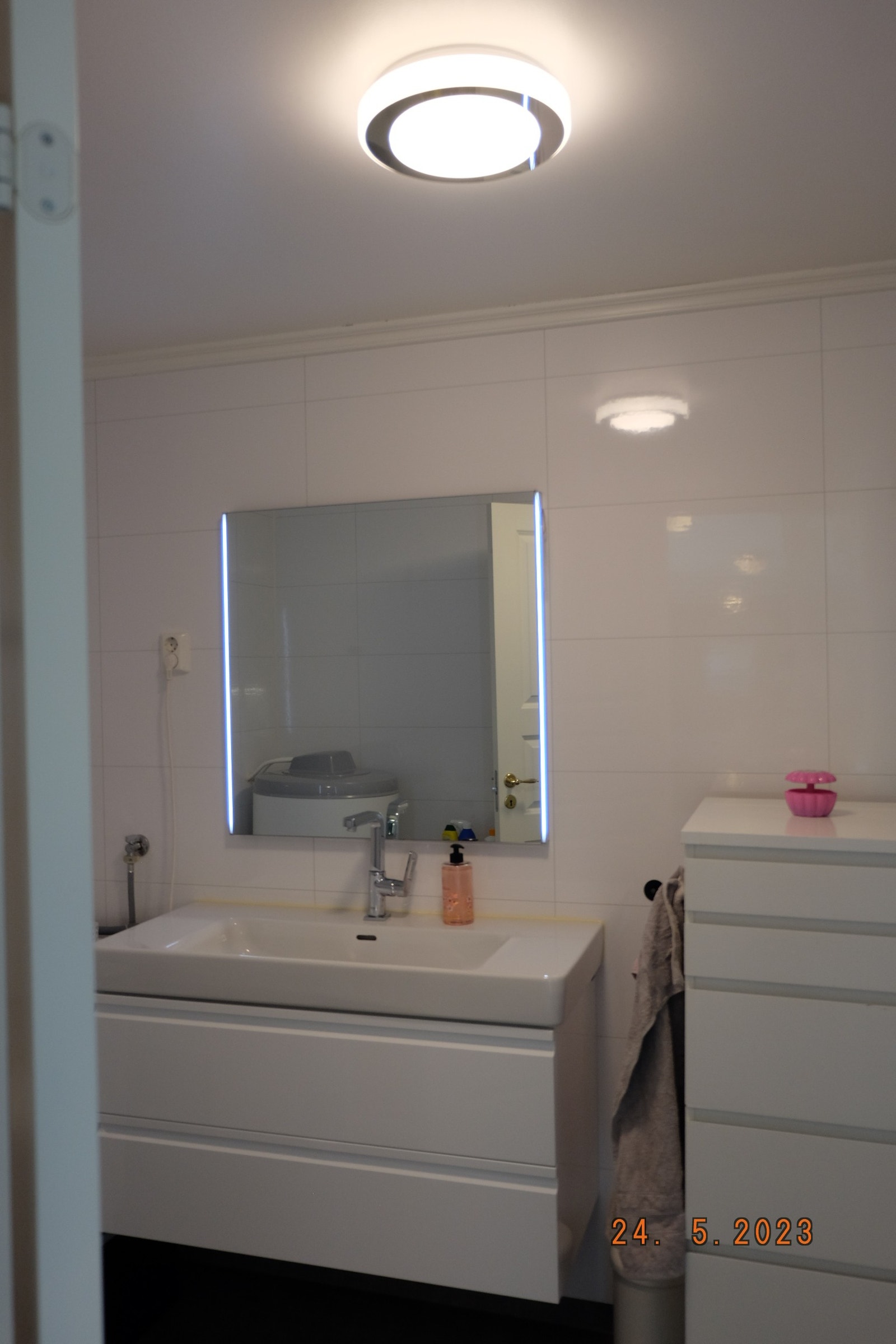 Speil på badet har innebygd lys. Galleribilde