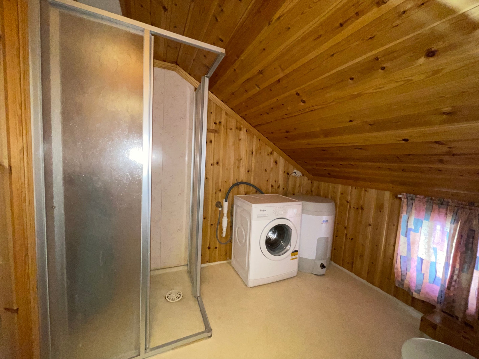 Bad med dusj, ny vaskemaskin og ny varmtvannsbereder Galleribilde