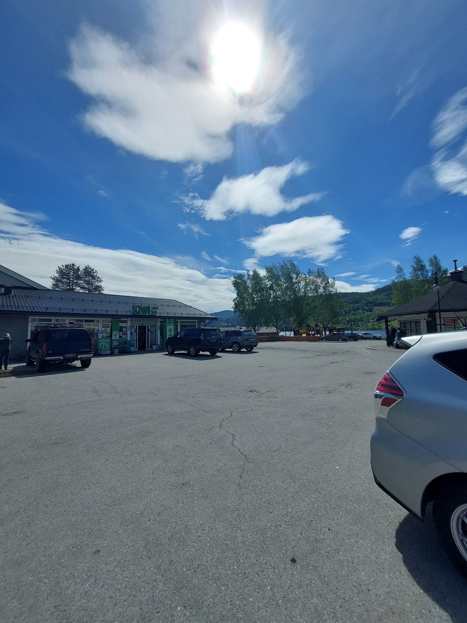 Utsikt fra inngangen, parkeringsplassen Galleribilde