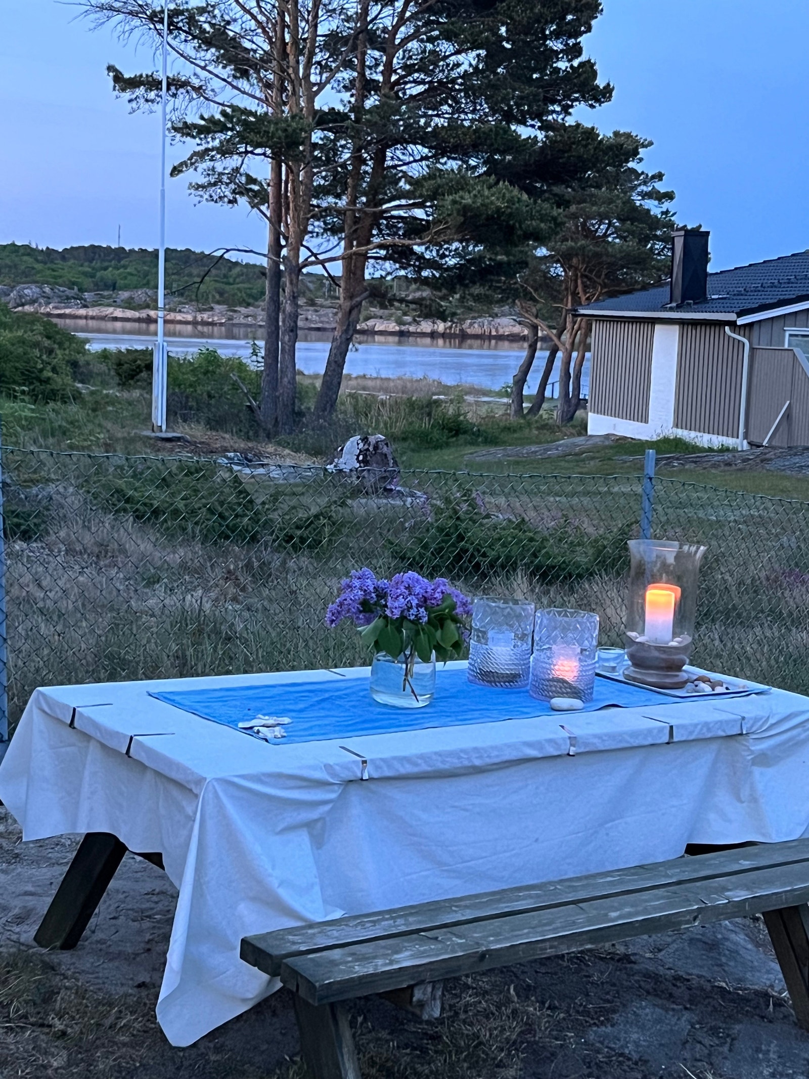 Sitteplasser i hage Galleribilde