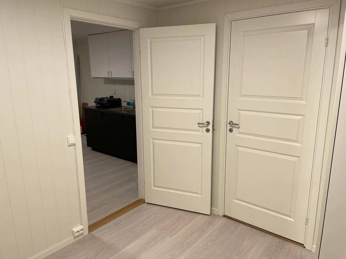 Leil 2 sove rom bad dør høyre, ut i stue/kjøkken venstre Galleribilde